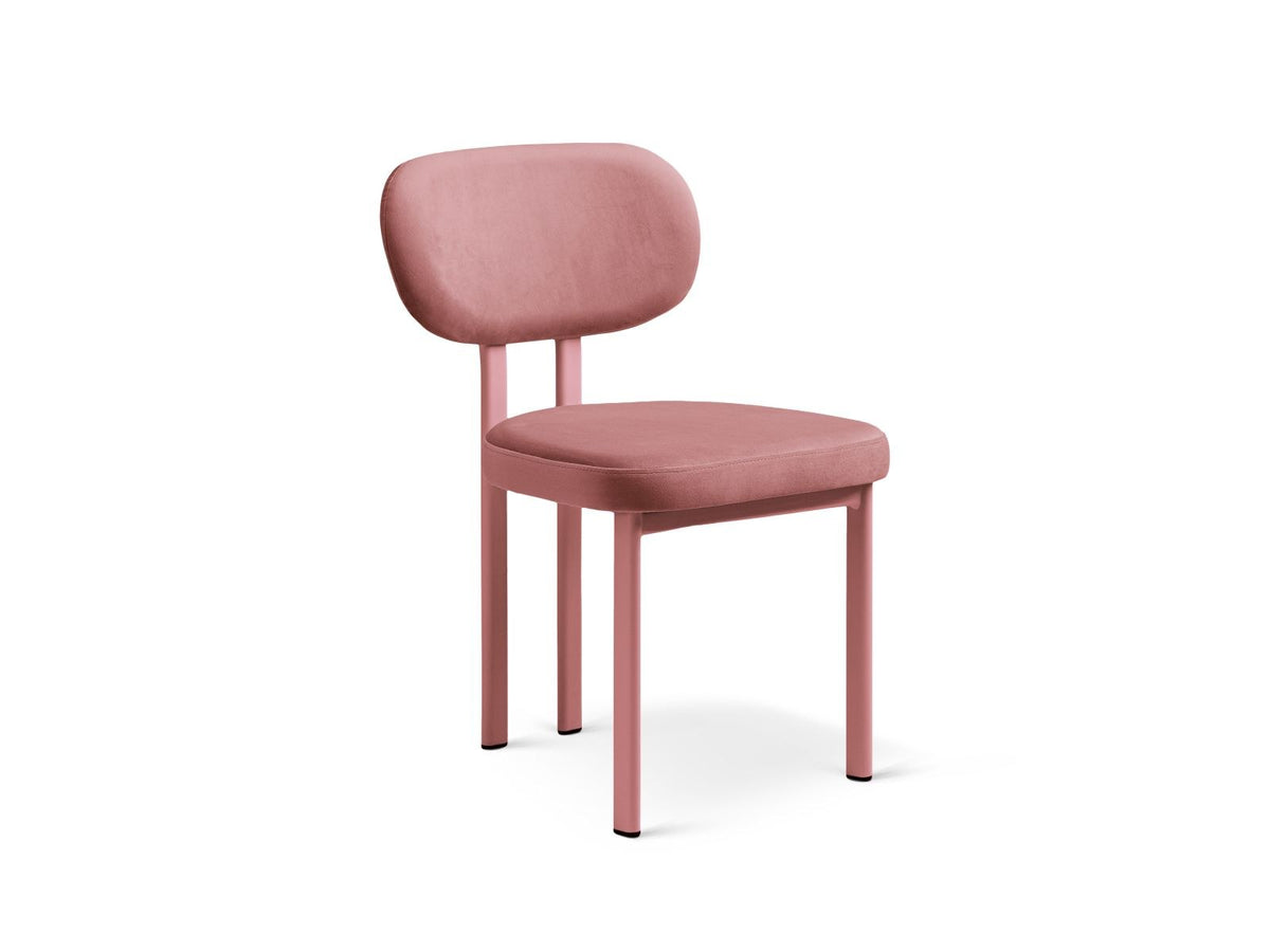Zwei Sam Samtstühle von Cosmopolitan Design in Almond Beige mit Stahlbeinen, Buchenholzgestell und weicher, samtiger Bezugsoberfläche