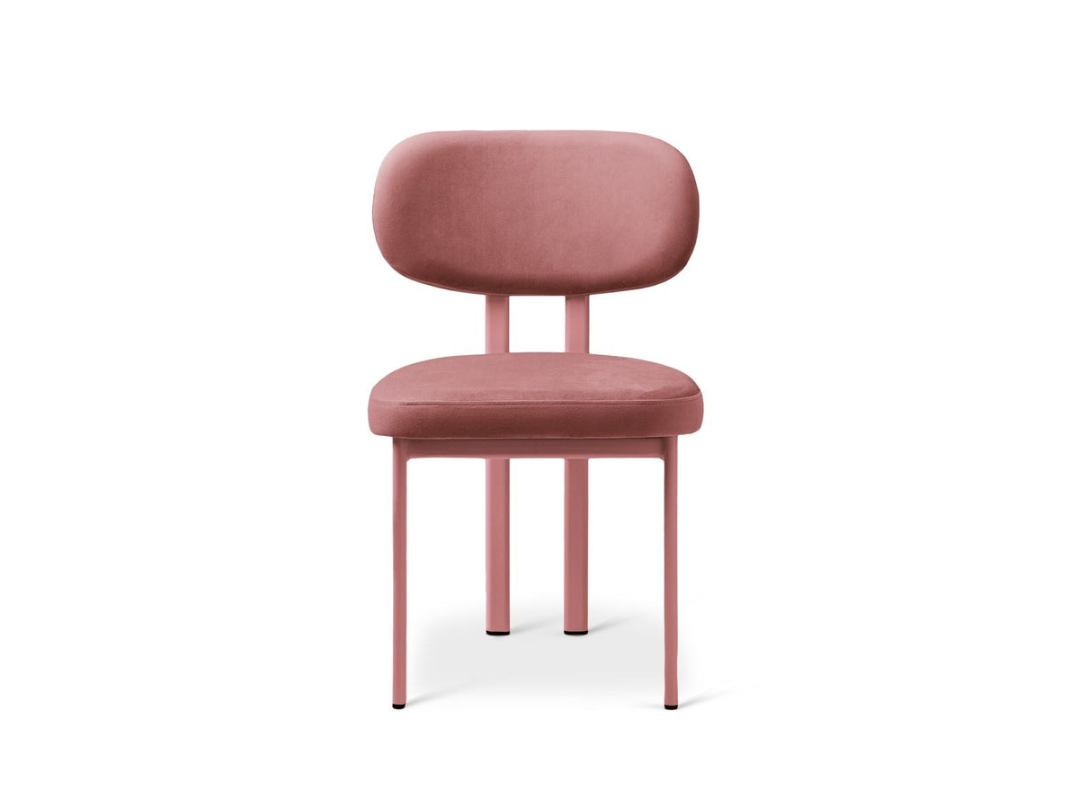 Zwei Sam Samtstühle von Cosmopolitan Design in Almond Beige mit Stahlbeinen, Buchenholzgestell und weicher, samtiger Bezugsoberfläche