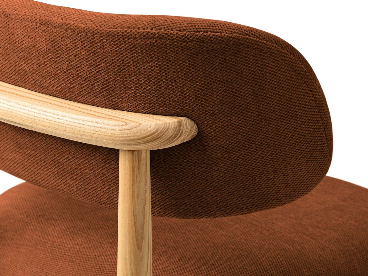 Zwei Stühle Evan mit Gestell aus Buchenholz und Sitzpolster in Chenille-Stoff Rebel, Farbe Beige, montierte Holzbeine, moderne Form.