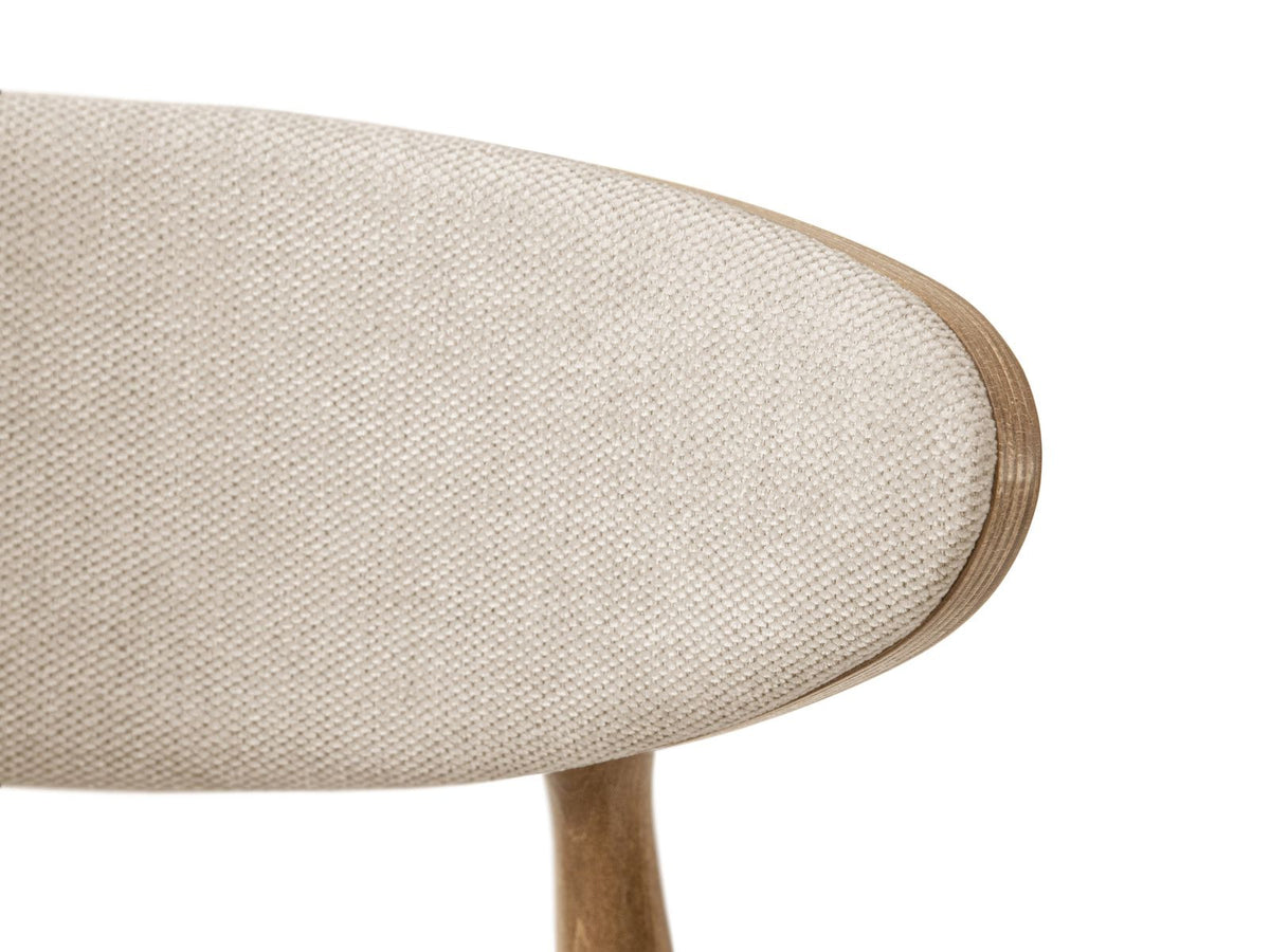 Zwei Stühle der Serie Rina mit Gestell aus Buche und Sperrholz, Sitzfläche mit Chenille-Stoff Rebel, feine Karostruktur, Holzbeine, Frontalansicht.