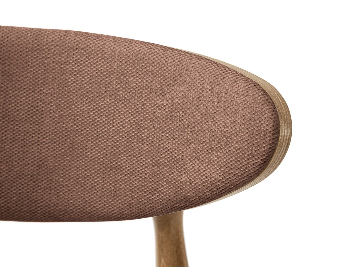 Zwei Stühle der Serie Rina mit Gestell aus Buche und Sperrholz, Sitzfläche mit Chenille-Stoff Rebel, feine Karostruktur, Holzbeine, Frontalansicht.
