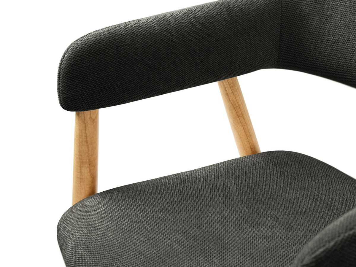 Zwei Esszimmerstühle Adra mit Buchenholzbeinen und Sitzfläche aus Chenille-Stoff Rebel in Beige, moderne Karostruktur mit Flor.
