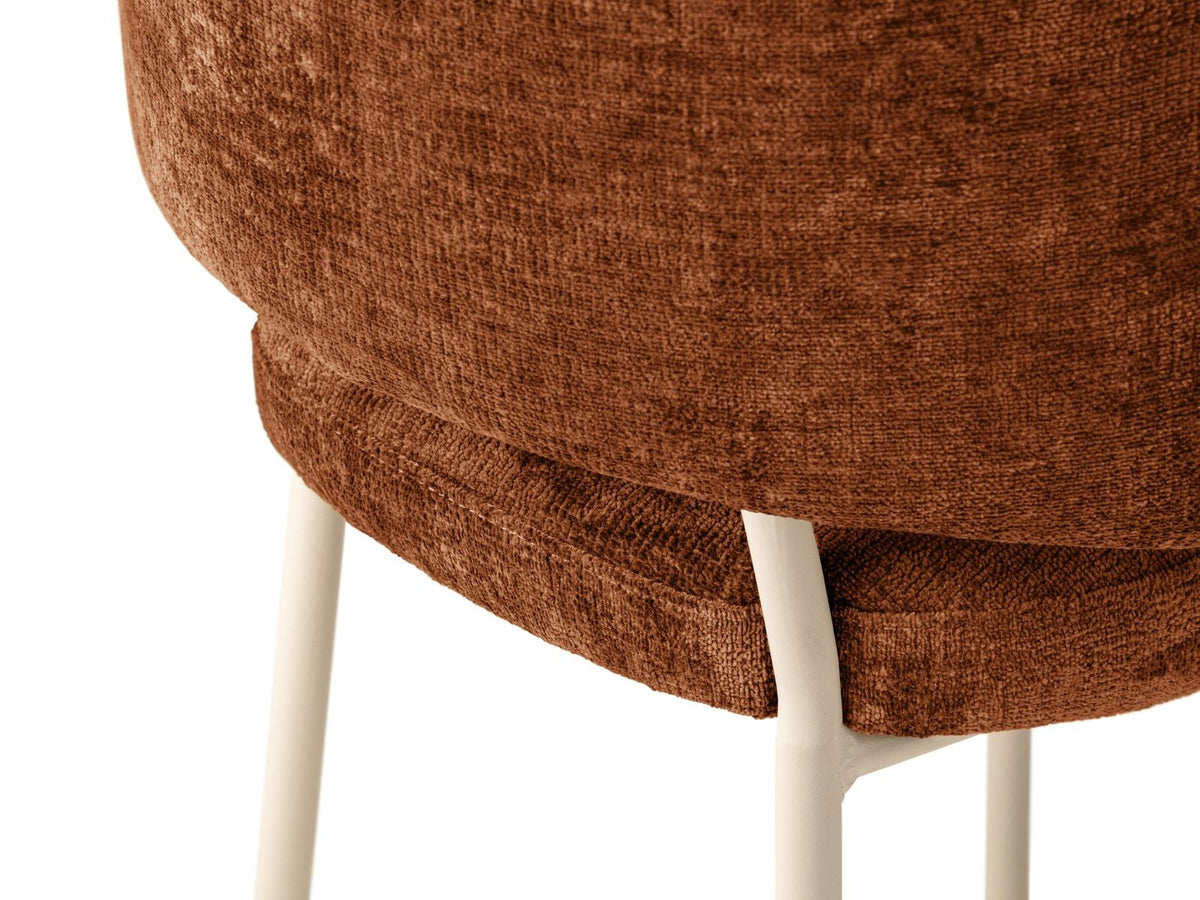 Zwei Stühle mit Buchenholz-Gestell, Stahlbeinen und grünem Chenille-Bezug Perfect Harmony, gepolsterte Sitzfläche und Rückenlehne.
