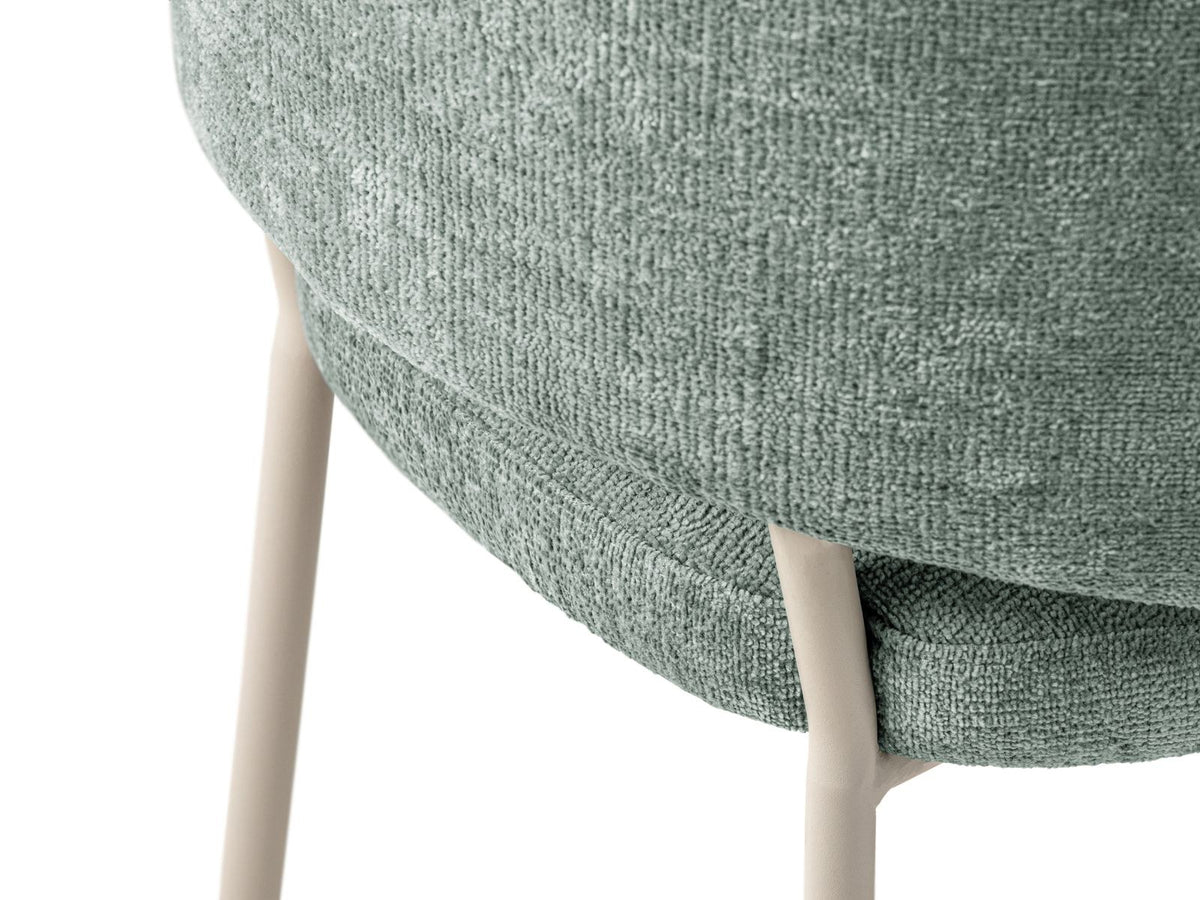 Zwei Stühle mit Buchenholz-Gestell, Stahlbeinen und grünem Chenille-Bezug Perfect Harmony, gepolsterte Sitzfläche und Rückenlehne.