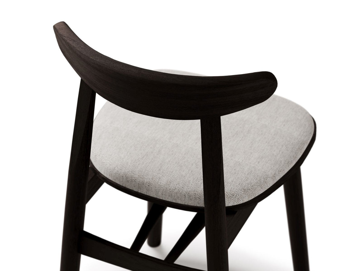Zwei Stühle des Modells Bony aus Massivholz Buche mit gepolstertem Sitz und Rückenlehne in mint-farbenem Stoff, Beine aus Buchenholz.