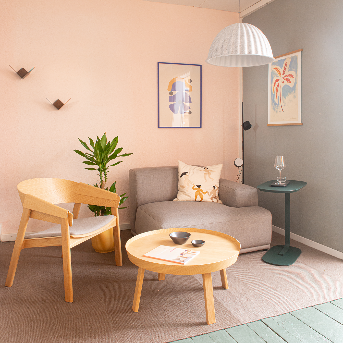 Wohnzimmer skandinavisch eingerichtet mit viel Naturmaterialien und einer rosa Wandfarbe