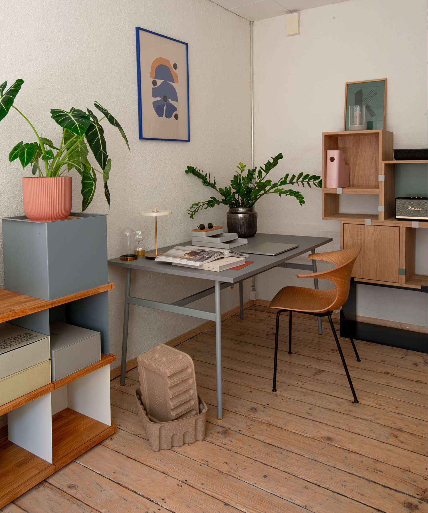 Schreibtisch Journal in grau von Normann Copenhagen und Yu Shelf von Konstantin Slawinski
