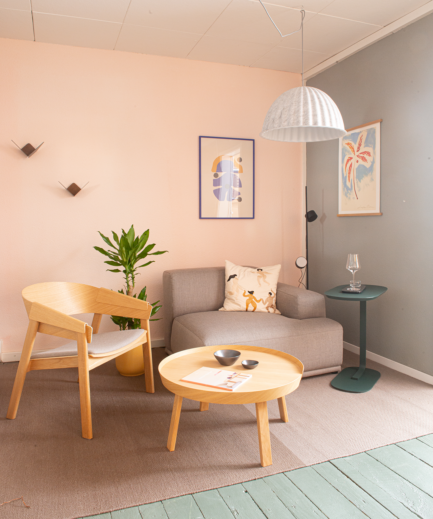 Wohnzimmer eingerichtet mit Muuto Möbel, Paper Collective Bilder und Umage Wandhaken