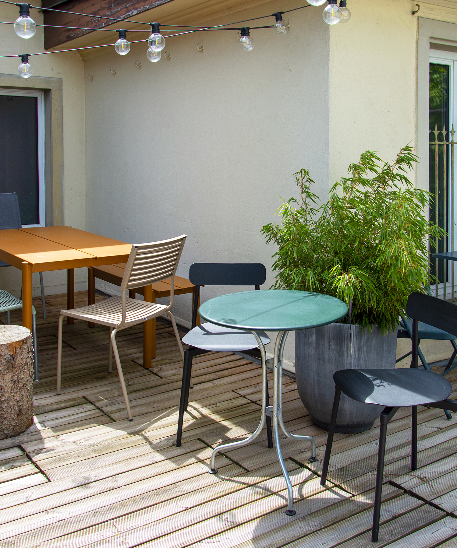 Schaffner Stühle und St. Moritz Tisch in Kombination mit der Outdoor-Tisch Serie von Muuto und Fromme Stühlen von Petite Friture