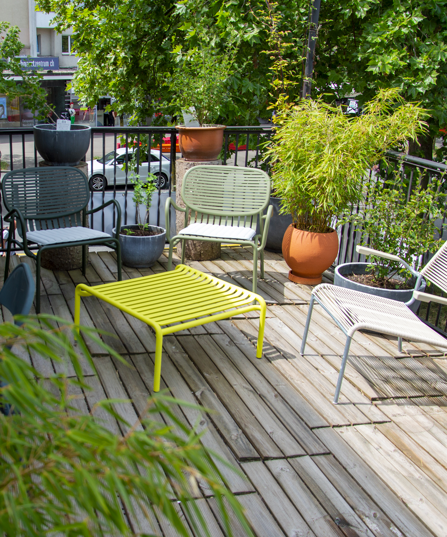 Terrasse mit Terracotta Töpfen von Ferm Living und Week-End Serie von Petite Friture und Gard Töpfen von House Doctor