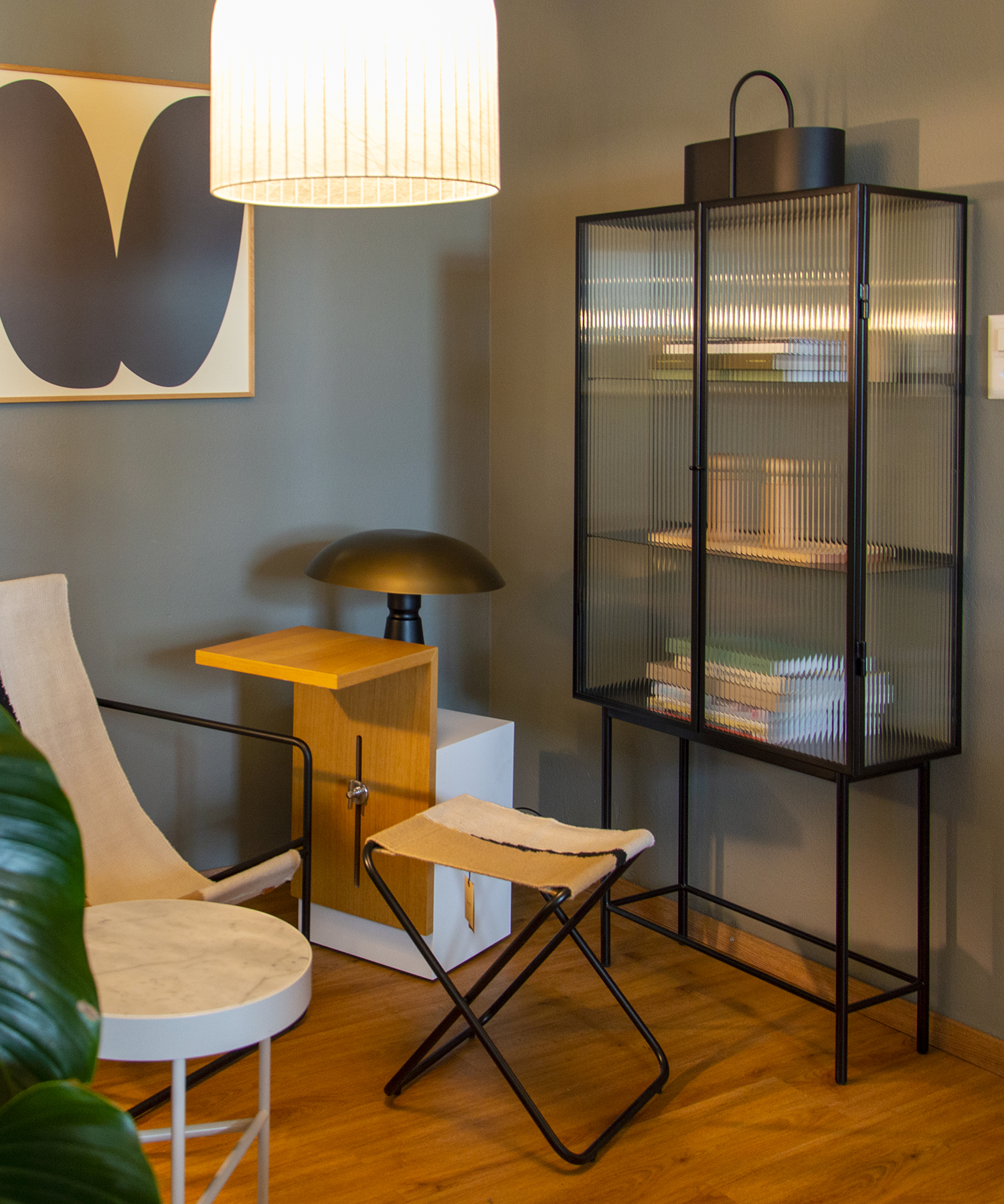 Leseecke mit Lounge Sessel von Ferm Living und Vitrine
