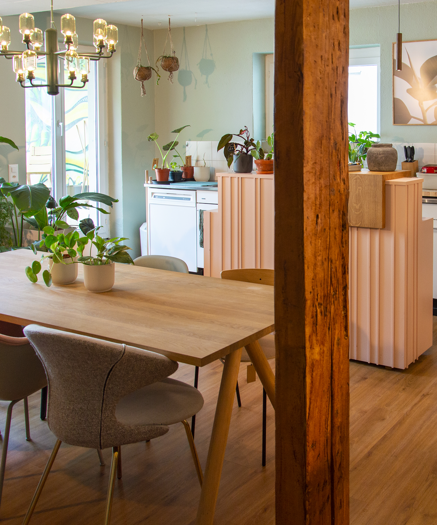 Esszimmer mit Bar entwickelt von KAQTU