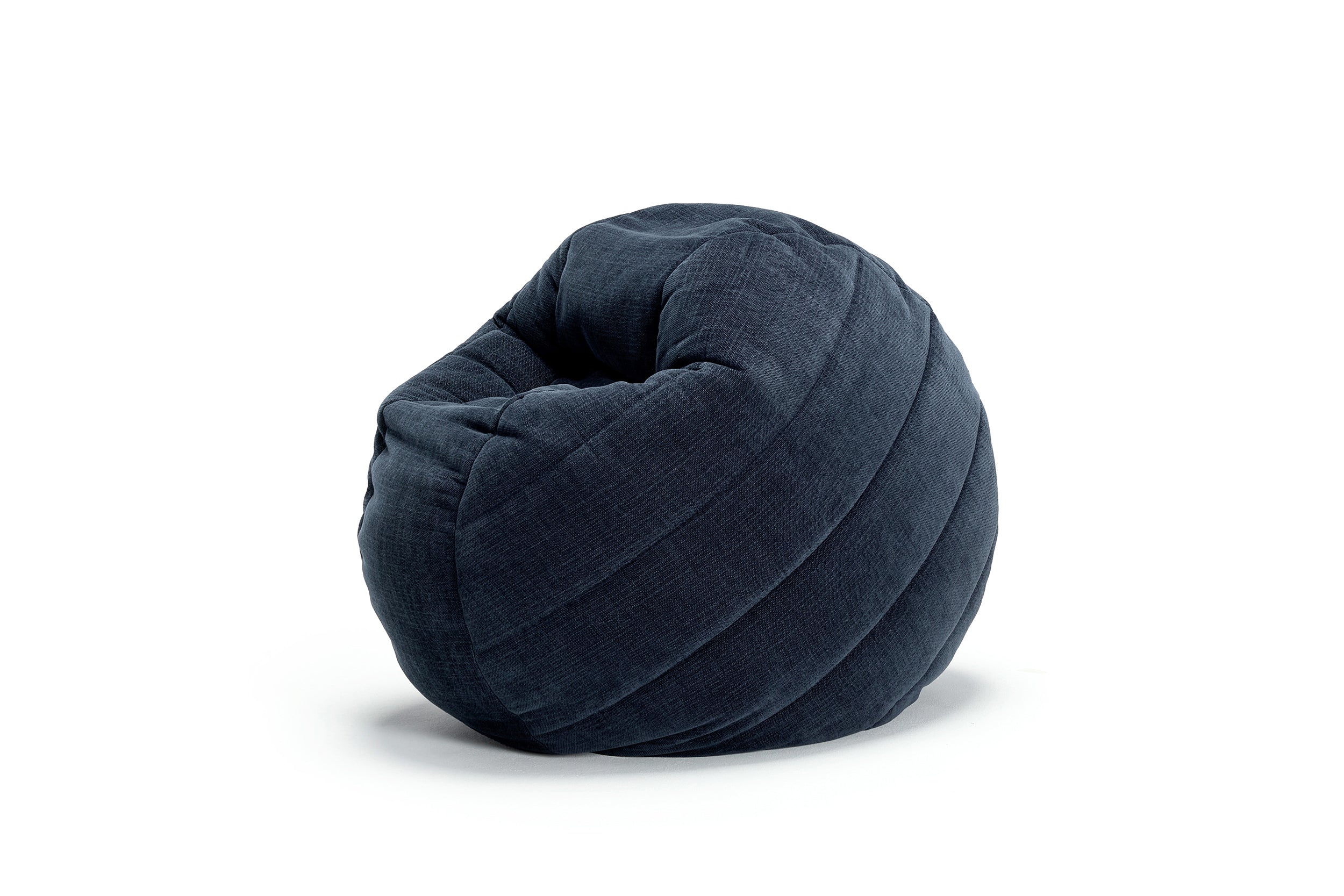 Shufflepuck Quiltus in 414 Esina Indigo Blue präsentiert im Onlineshop von KAQTU Design AG. Sitzsack ist von Innovation Living