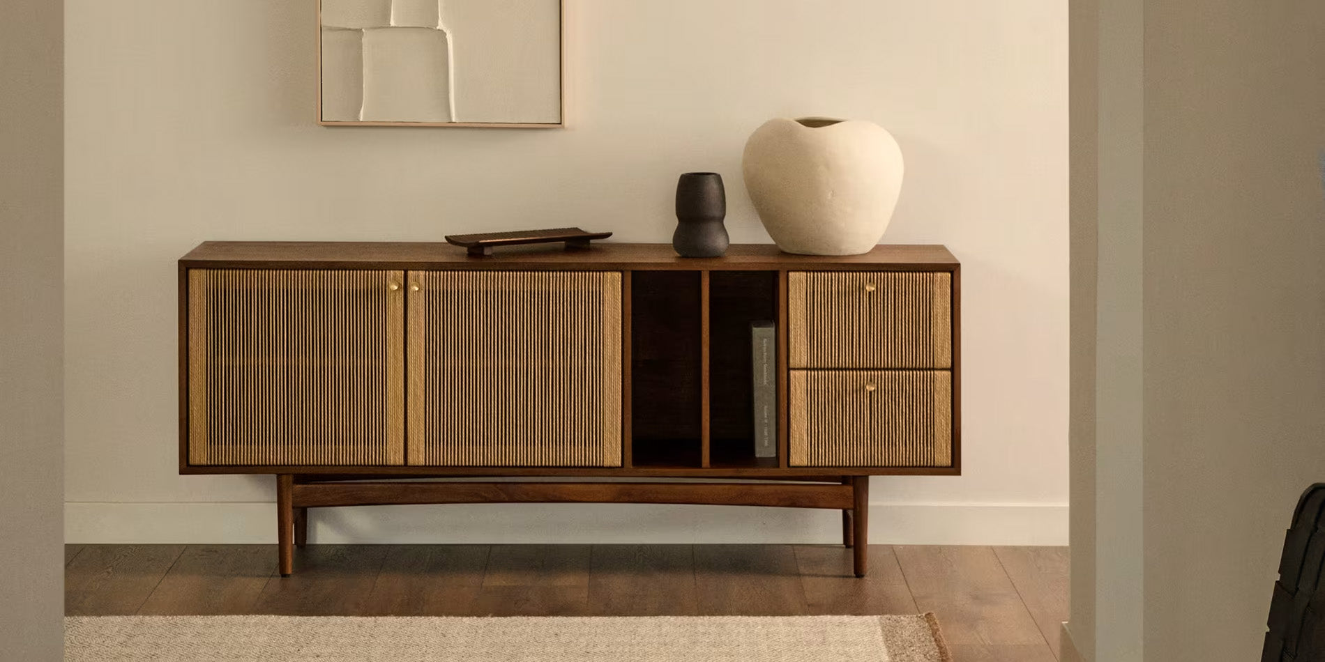 Sideboard Elan von Kave Home in Wallnuss mit Türen aus Seil.