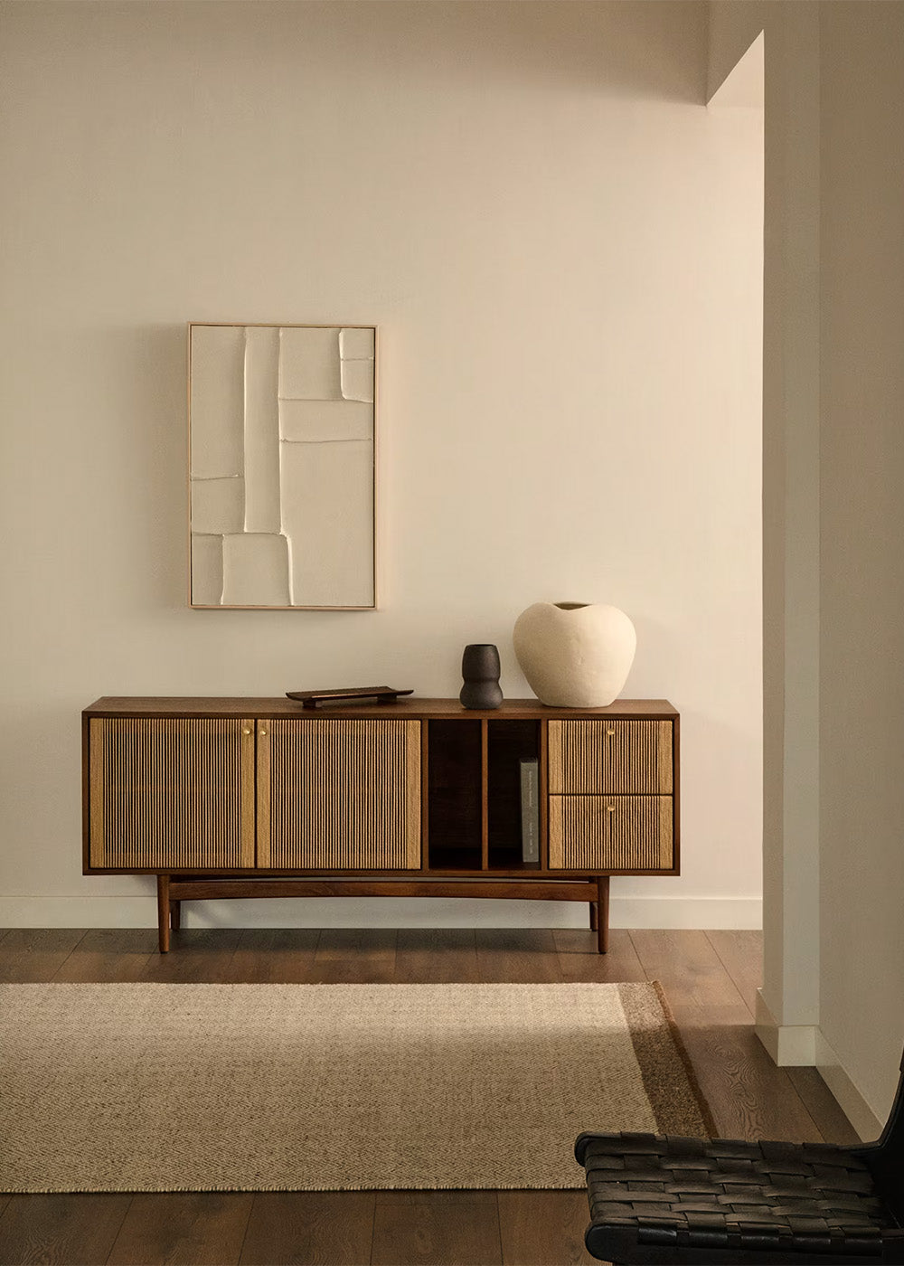 Sideboard Elan mit 2 Türen und 2 Schubladen von Kave Home in Wallnuss mit Seil.