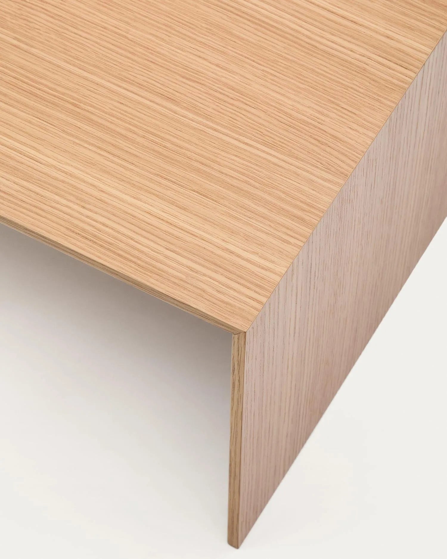 Eleganter Couchtisch aus Eichenfurnier, 140x70 cm, mit natürlichem Finish, ideal für stilvolle Wohnräume.