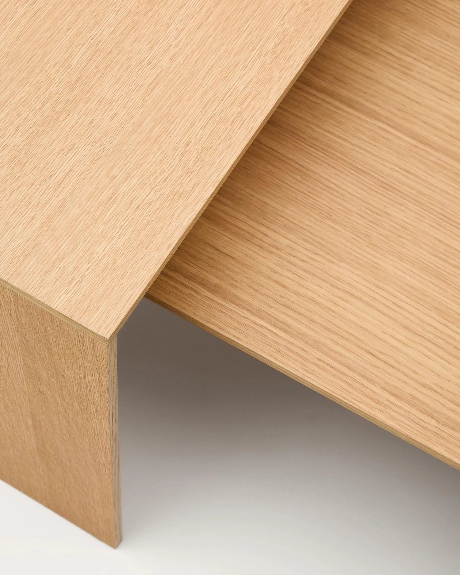 Eleganter Couchtisch aus Eichenfurnier, 140x70 cm, mit natürlichem Finish, ideal für stilvolle Wohnräume.