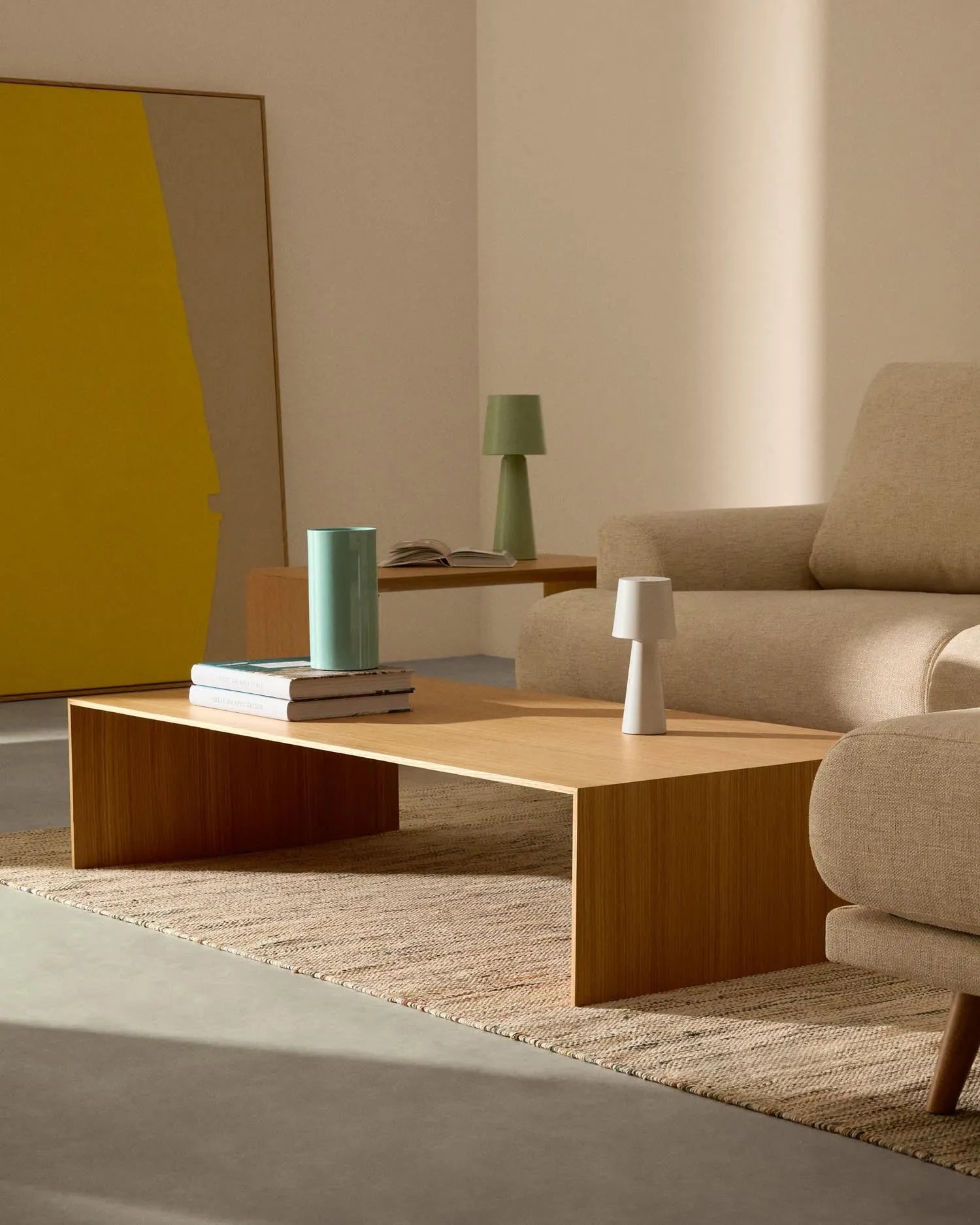 Eleganter Couchtisch aus Eichenfurnier, 140x70 cm, mit natürlichem Finish, ideal für stilvolle Wohnräume.