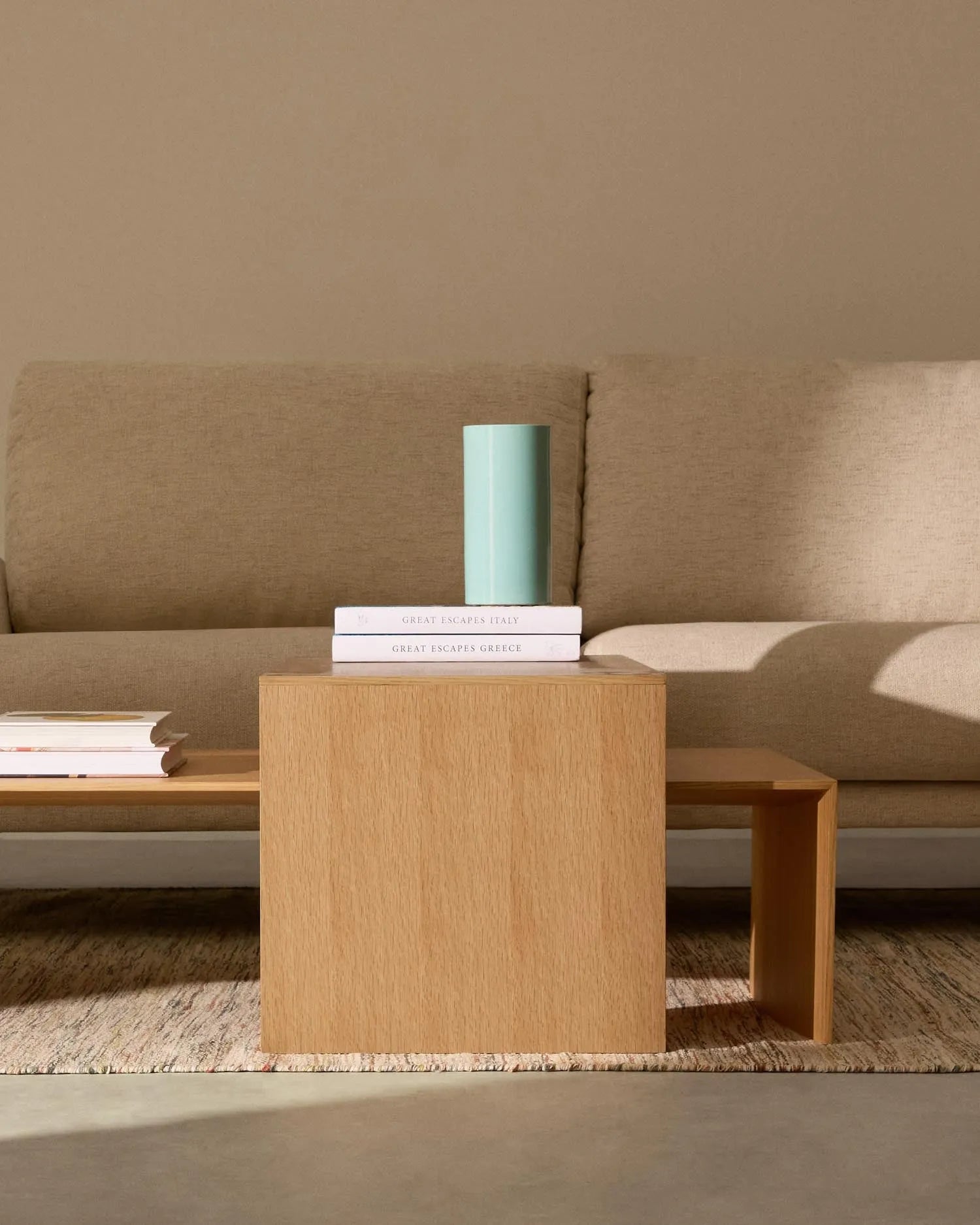 Eleganter Couchtisch aus Eichenfurnier, 140x70 cm, mit natürlichem Finish, ideal für stilvolle Wohnräume.