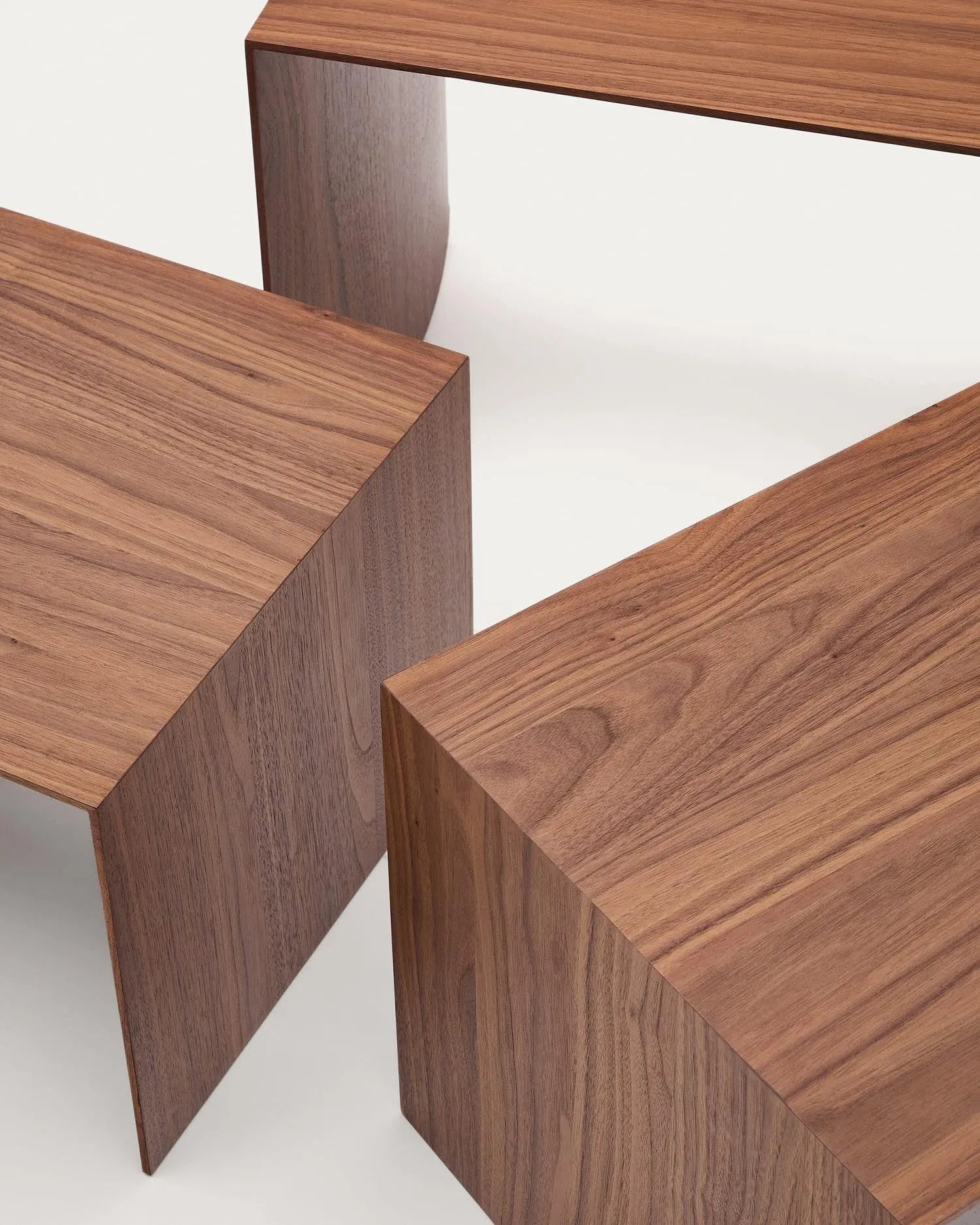 Set aus 3 stilvollen Nesttischen mit Walnussfurnier und natürlichem Finish, perfekt für moderne und elegante Wohnräume.