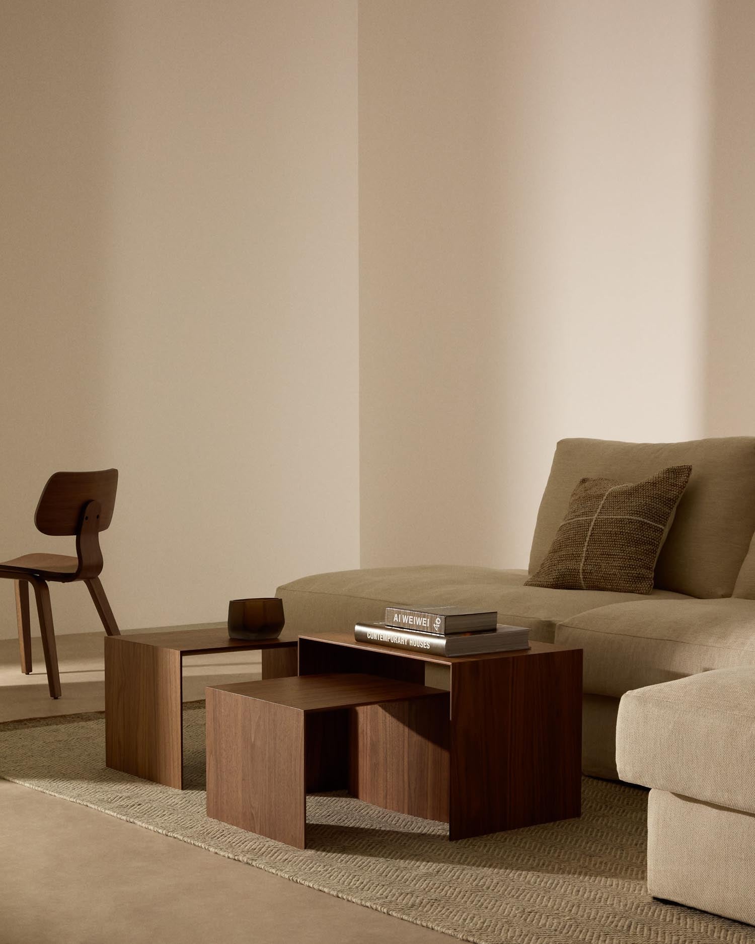 Elegantes Set aus 3 Nesttischen mit Walnussfurnier und natürlichem Finish, ideal für stilvolle und moderne Wohnräume.