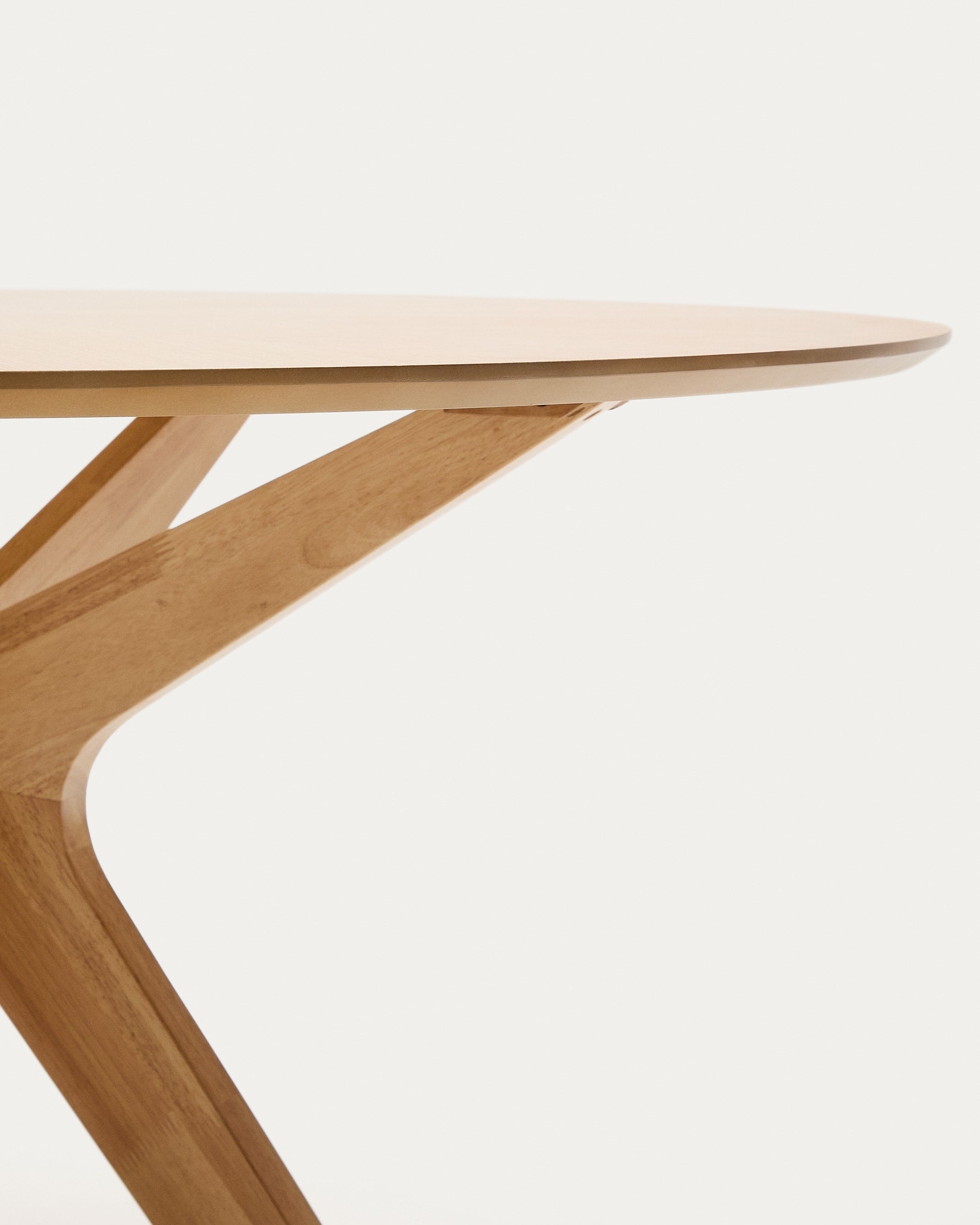 Runder Esstisch Naanim von Kave Home, Ø 120 cm, aus hochwertigem Eichenfurnier, ideal für moderne und elegante Wohnräume.
