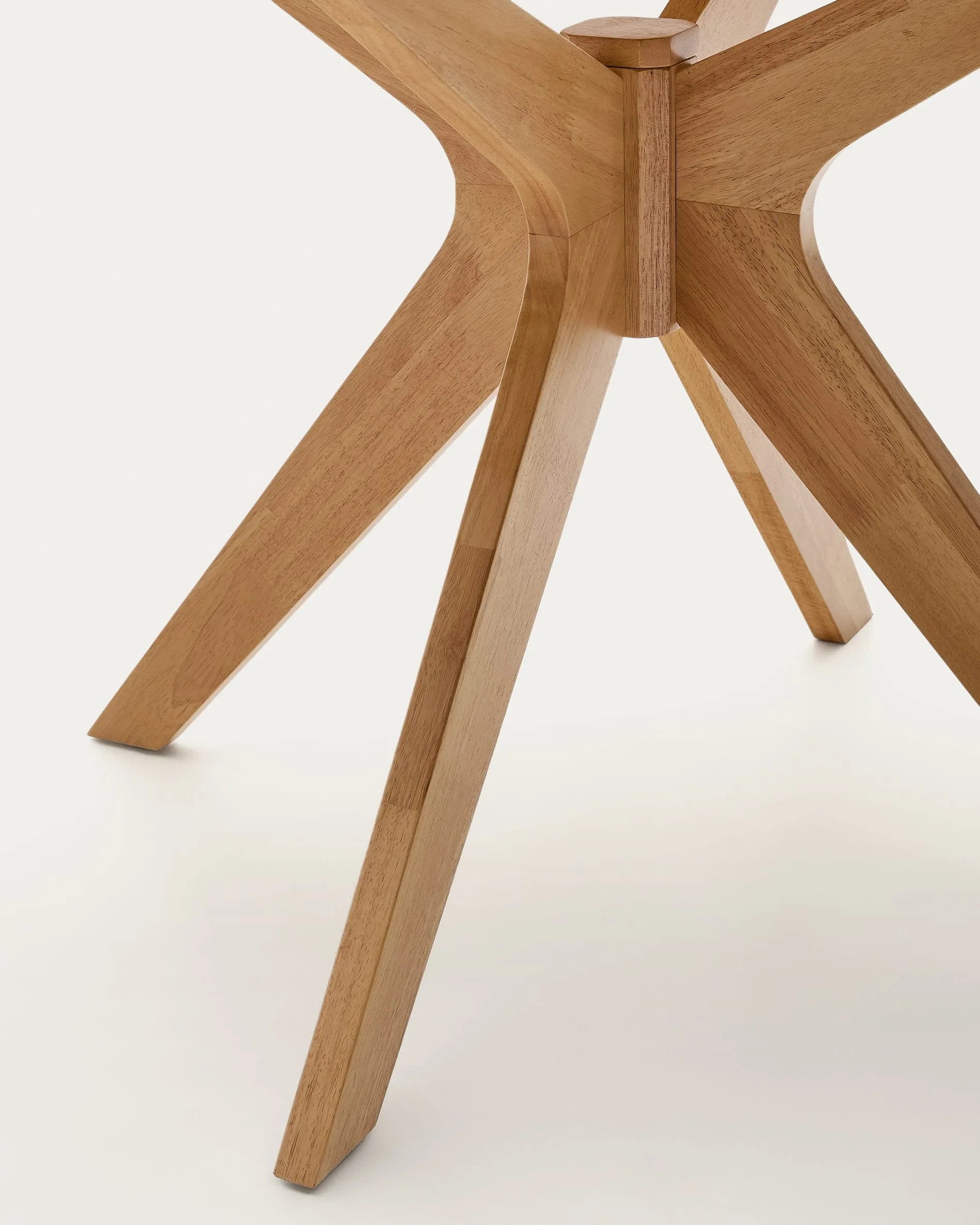 Eleganter runder Tisch Naanim von Kave Home, Ø 120 cm, gefertigt aus Eichenfurnier, perfekt für stilvolle Essbereiche.