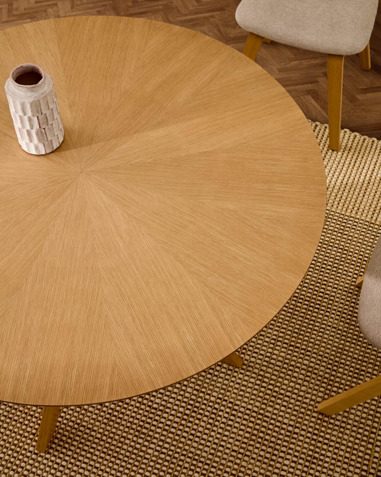 Runder Esstisch Naanim von Kave Home, Ø 120 cm, aus hochwertigem Eichenfurnier, stilvoll und ideal für moderne Wohnräume.