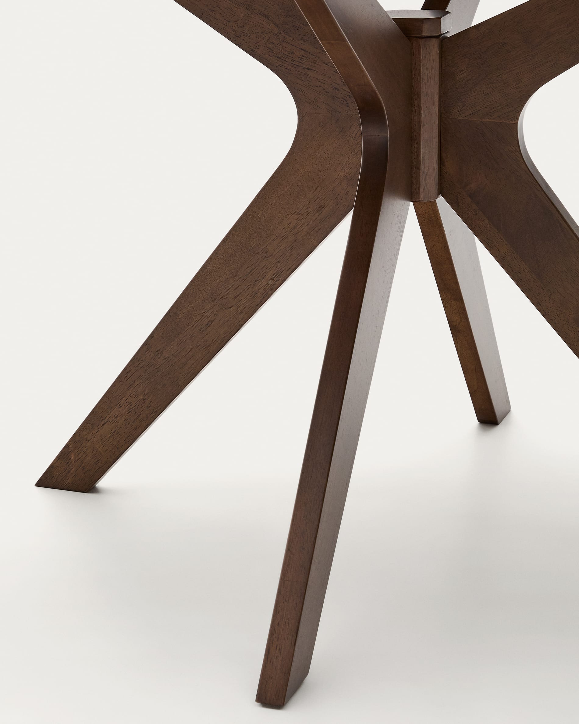 Eleganter Naanim Esstisch aus Nussholzfurnier, Ø 120 cm, mit einzigartiger Maserung und stabilen Gummibaumholzbeinen – ideal für gesellige Momente.