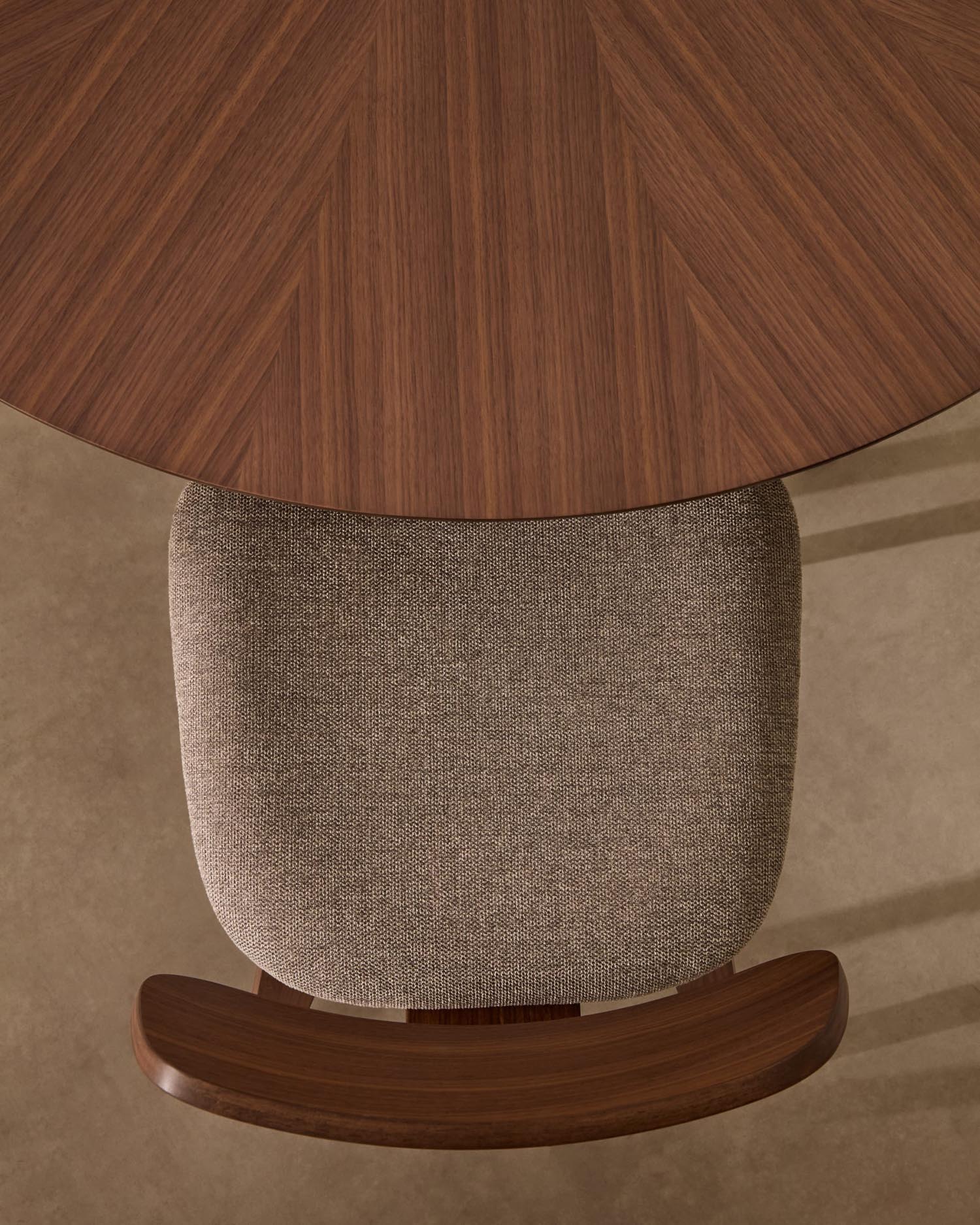 Runder Esstisch aus edlem Nussholzfurnier, 120 cm Durchmesser, perfekt für moderne und elegante Wohn- oder Essbereiche.