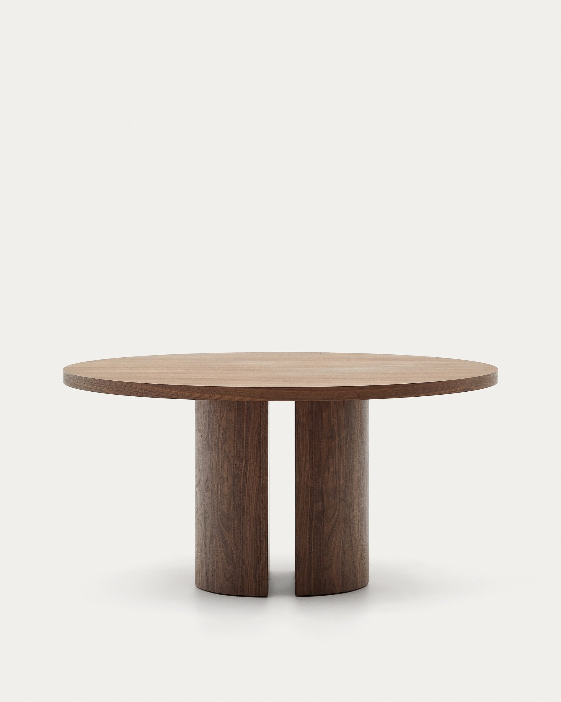 Eleganter runder Tisch aus Nussbaumfurnier, Ø 150 cm, mit dunklem Finish. Perfekt für stilvolle und moderne Essbereiche.