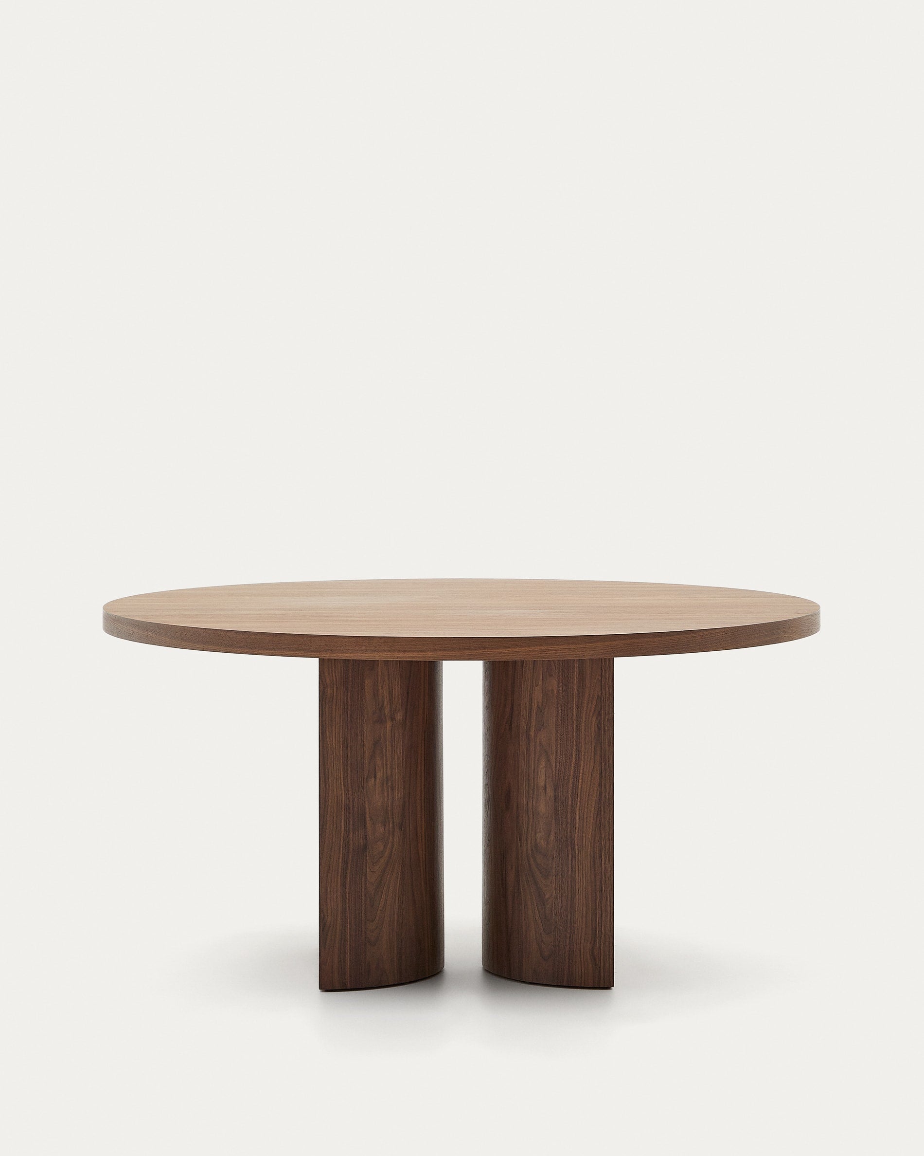 Eleganter runder Tisch aus Nussbaumfurnier, Ø 150 cm, mit dunklem Finish. Perfekt für stilvolle und moderne Essbereiche.