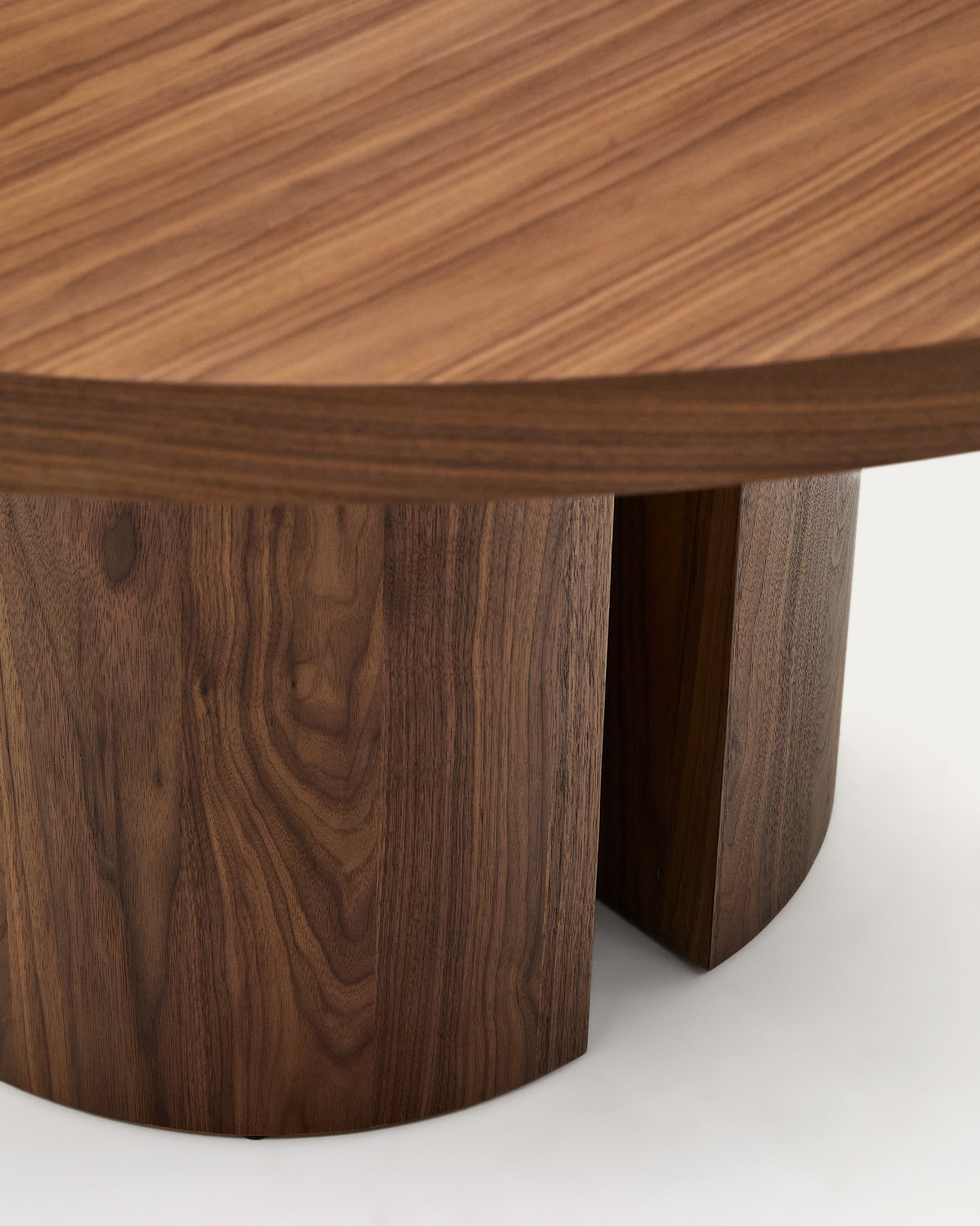 Runder Esstisch aus Nussbaumfurnier, Ø 150 cm, mit edlem dunklem Finish. Ideal für moderne und elegante Wohnräume.