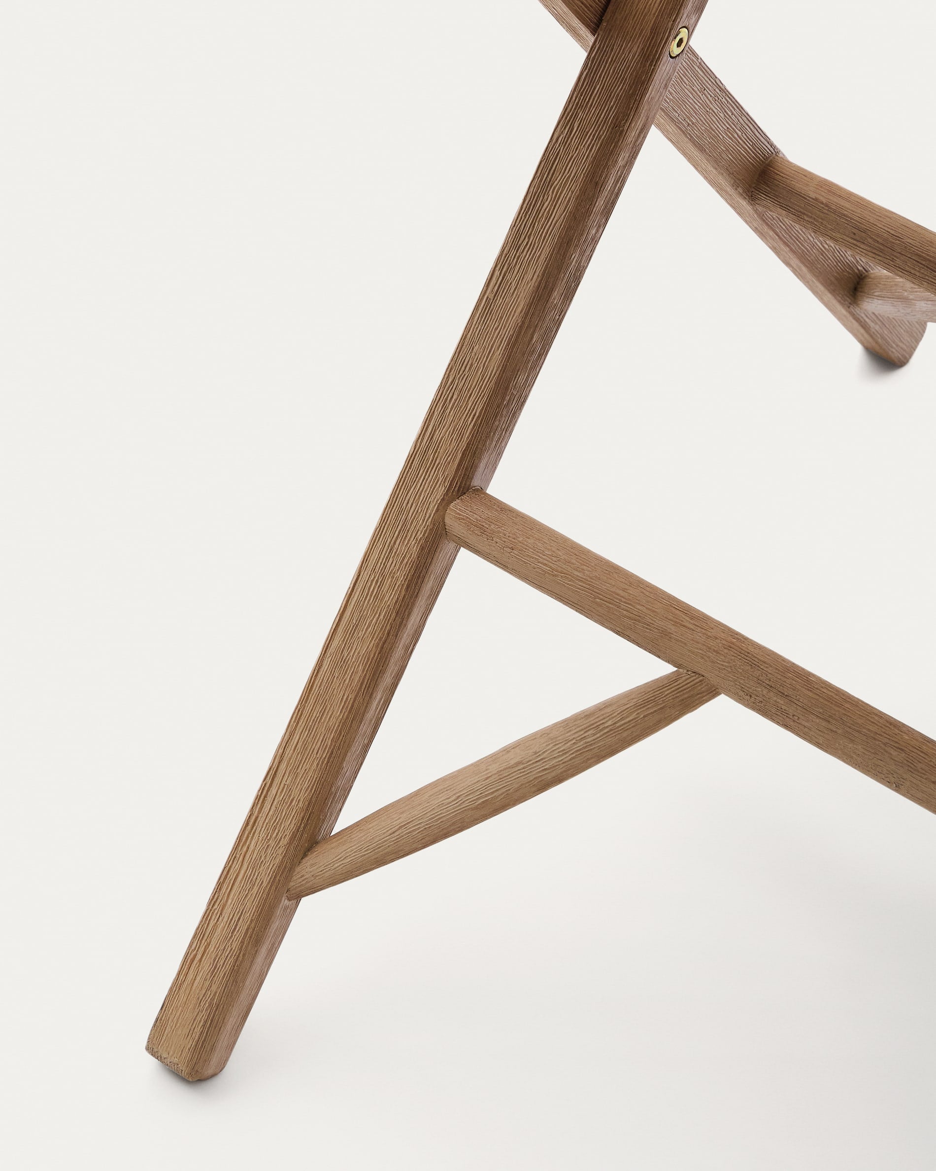 Kompakter Klapptisch aus FSC-zertifiziertem Akazienholz, 66x66 cm, ideal für kleine Räume oder Balkon, langlebig und elegant.