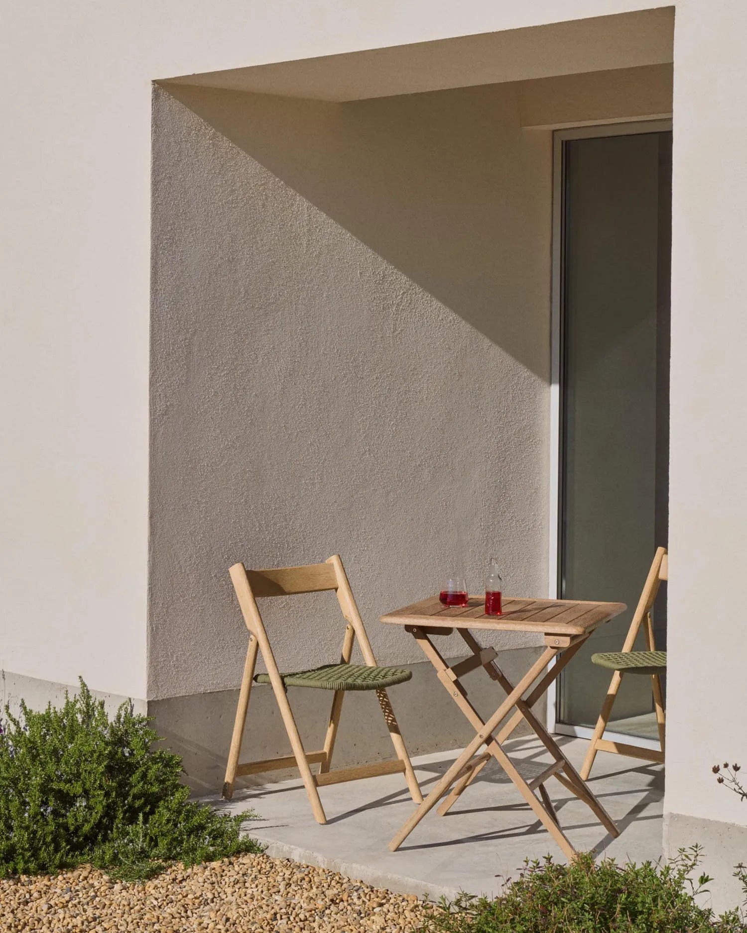 Der Klapptisch Dandara aus Akazienholz vereint Eleganz und Funktionalität, ideal für stilvolle Outdoor-Momente.