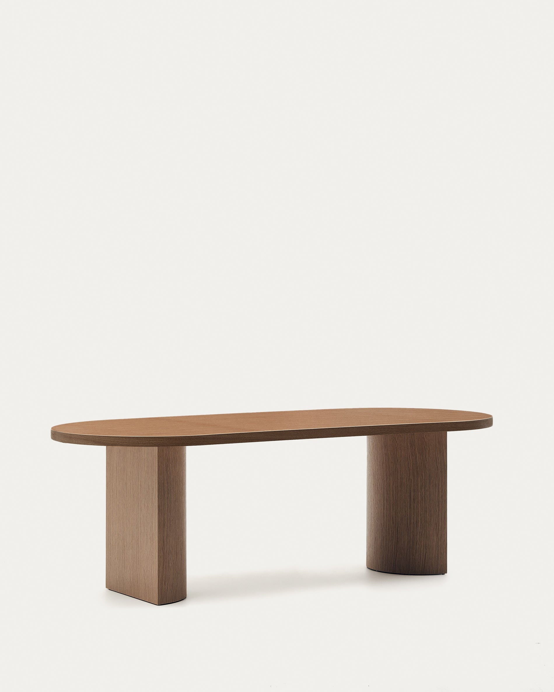 Moderner Nealy Esstisch aus Nussbaumfurnier, dunkles Finish, 200x100 cm, perfekt für elegante Wohn- und Essbereiche, von Kave Home.