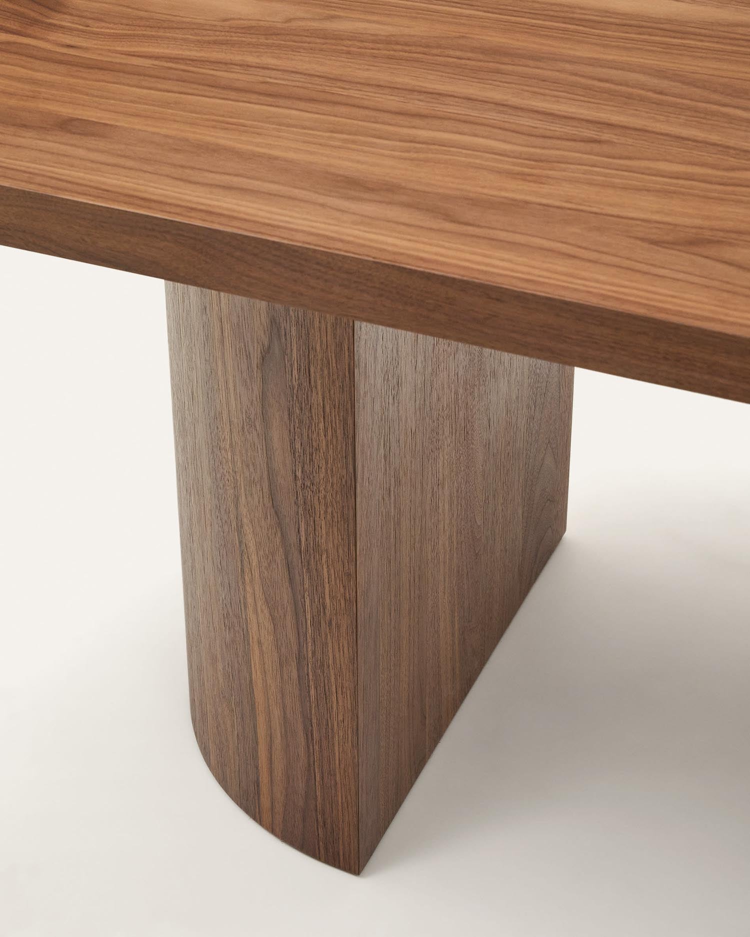 Eleganter Nealy Tisch aus dunklem Nussbaumfurnier, 200x100 cm, ideal für stilvolle Esszimmer.