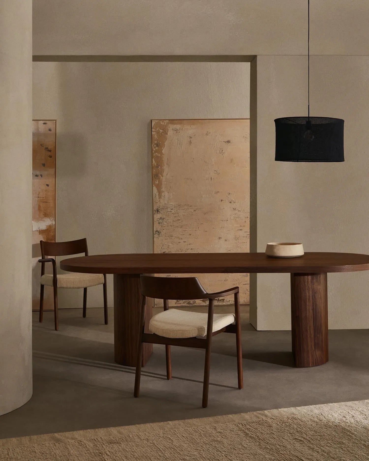 Eleganter Nealy Tisch aus Nussbaumfurnier, dunkles Finish, 200x100 cm, ideal für stilvolle Esszimmer von Kave Home.