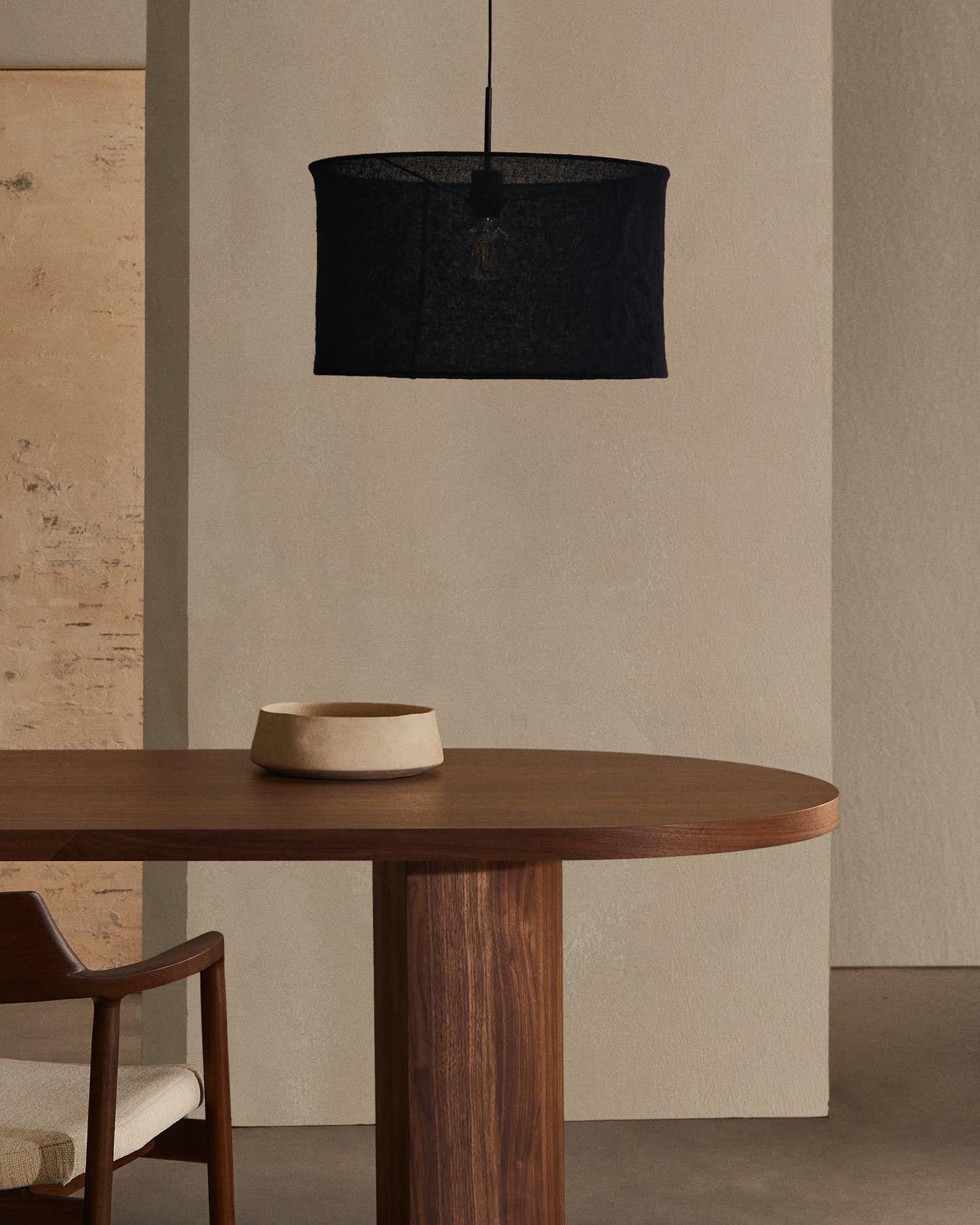 Moderner Nealy Esstisch aus Nussbaumfurnier mit dunklem Finish, 200x100 cm, perfekt für ein elegantes Ambiente von Kave Home.