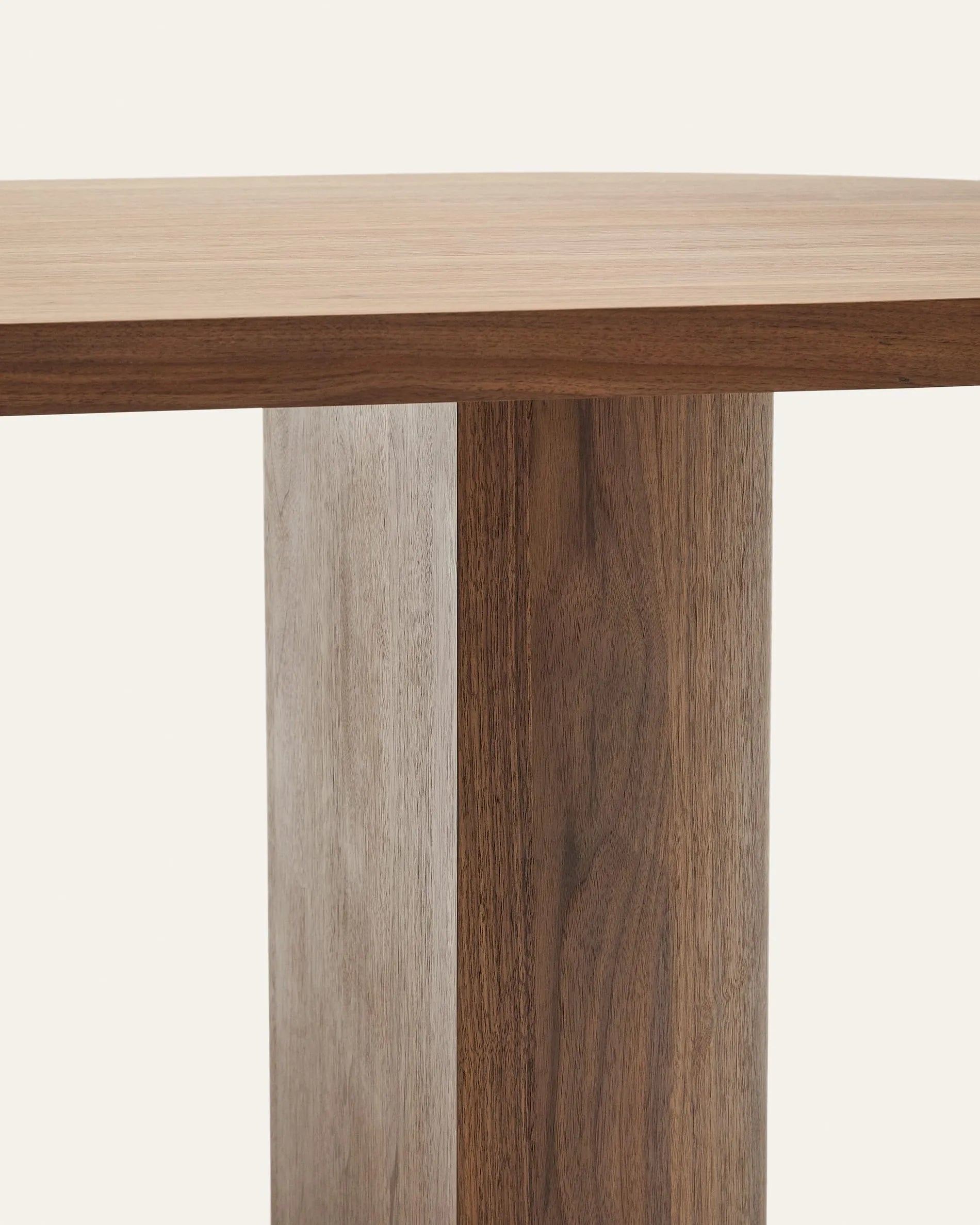 Eleganter Nussbaumtisch mit dunklem Finish, 240x100 cm, ideal für stilvolle Esszimmer.