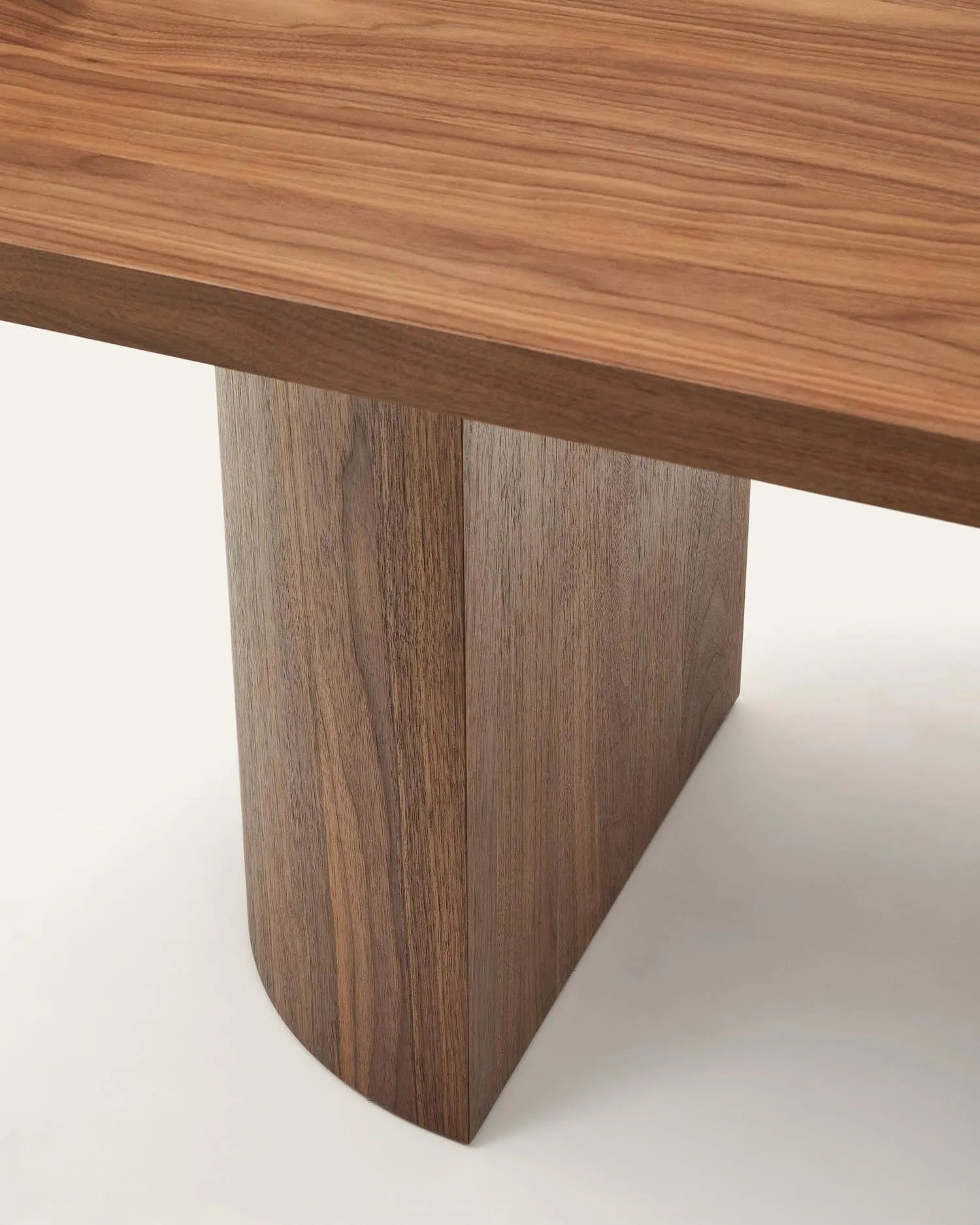 Eleganter Nussbaumtisch mit dunklem Finish, 240x100 cm, ideal für stilvolle Esszimmer.