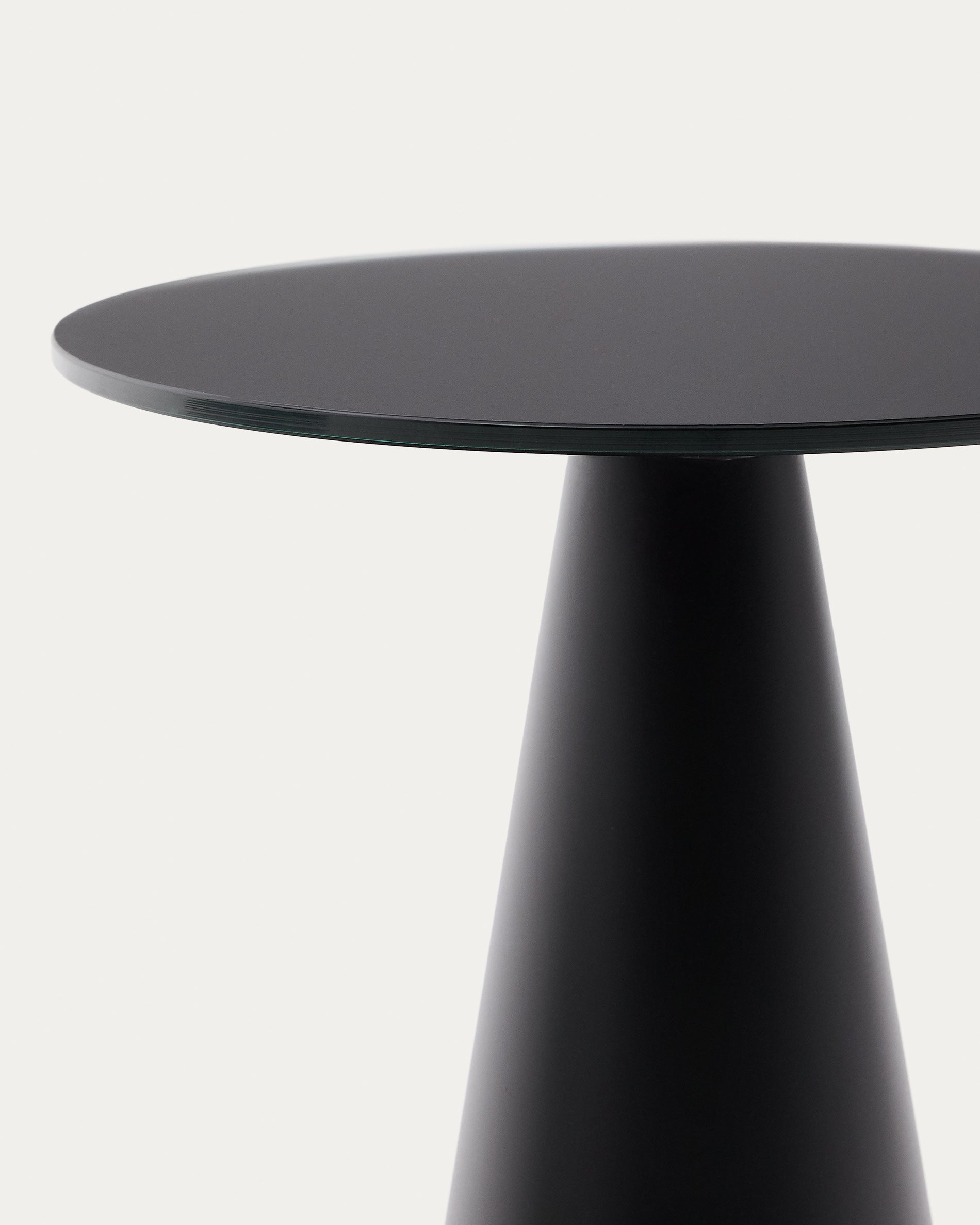 Eleganter Wilshire Beistelltisch mit gehärtetem Milchglas und mattschwarzem Stahl, Ø35 cm, perfekt für moderne Wohnräume.