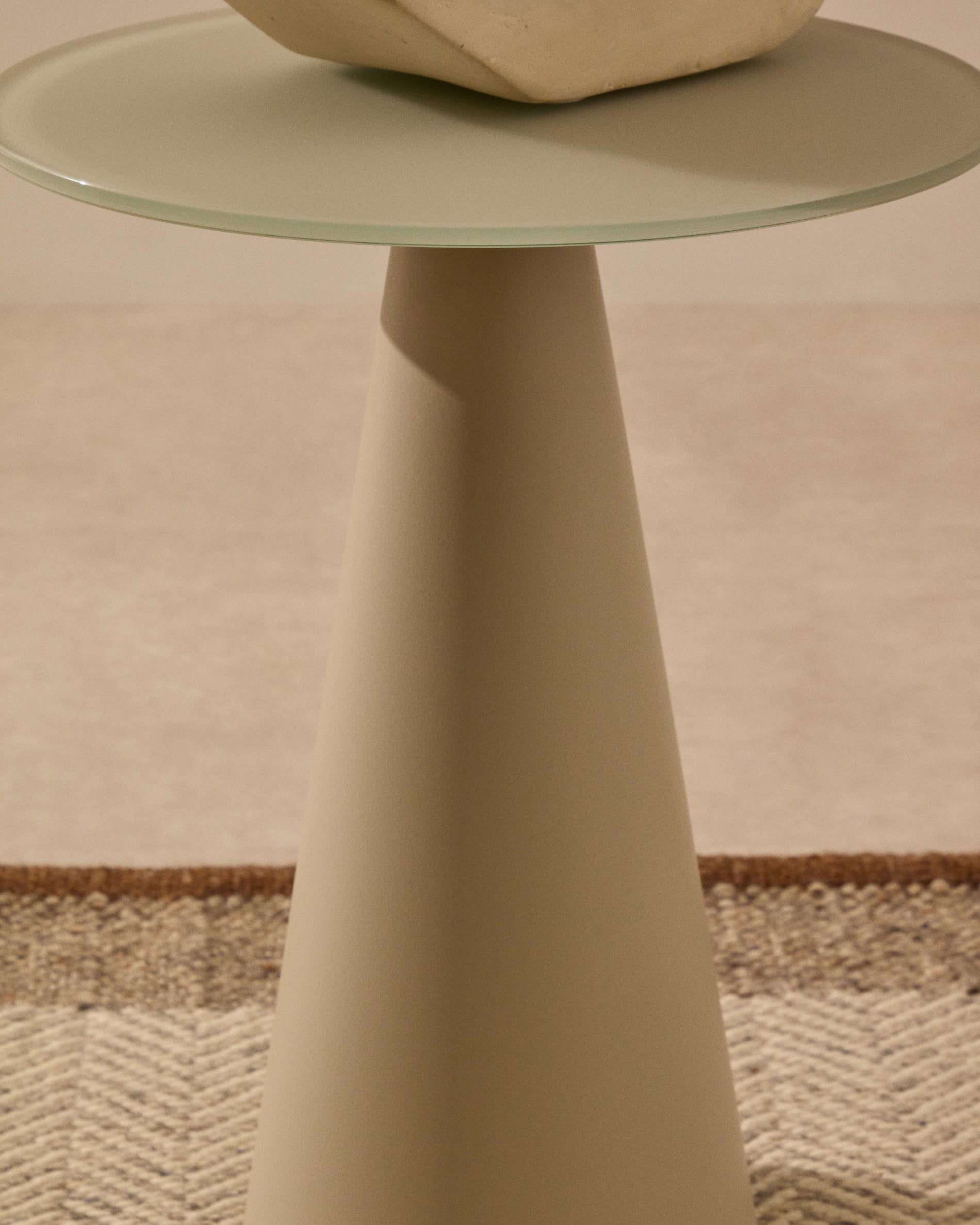 Moderner Wilshire Beistelltisch mit Ø35 cm, gehärtetem Milchglas und matt grauem Stahl, ideal für stilvolle Wohnräume.