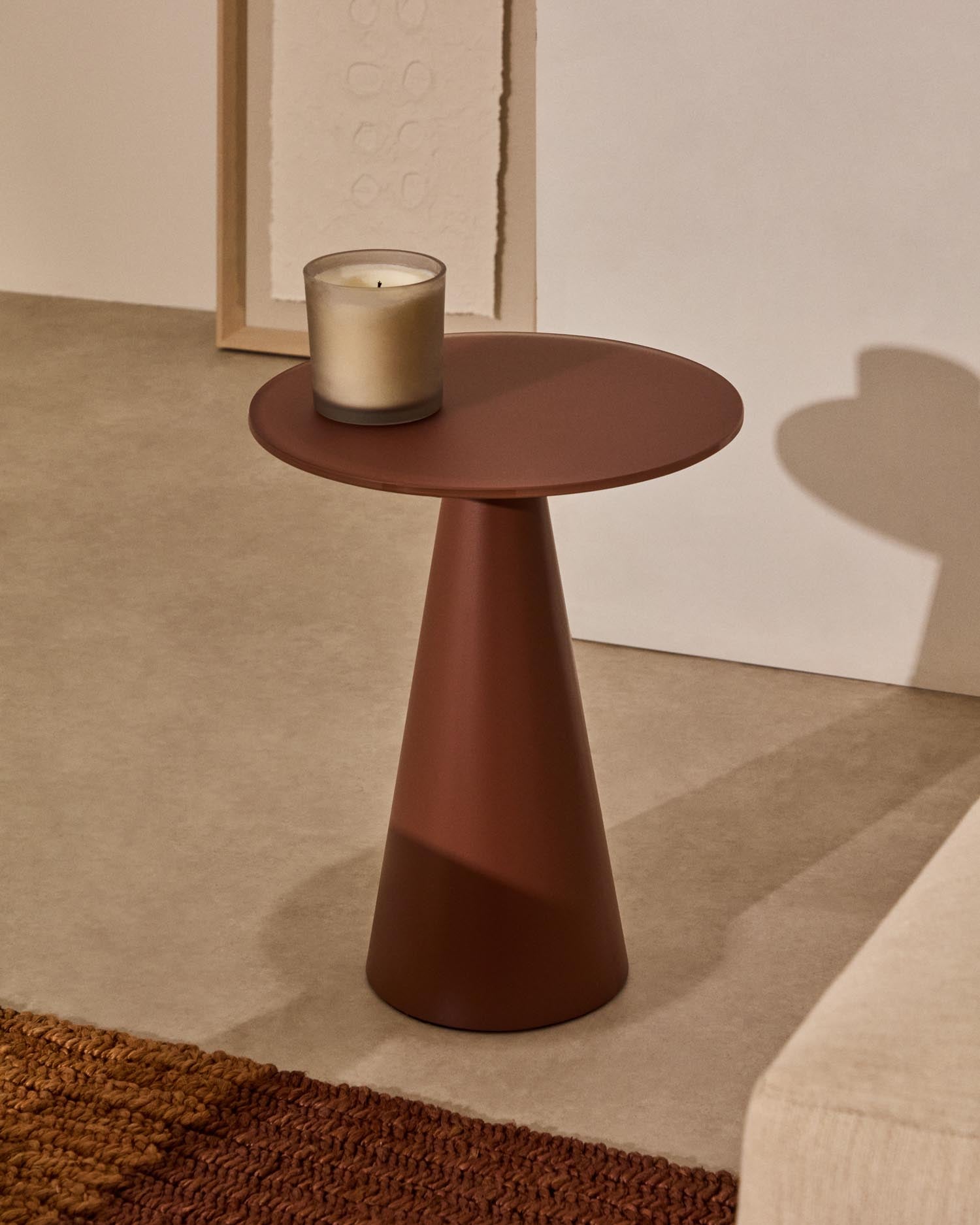 Wilshire Beistelltisch aus gehärtetem Milchglas und Stahl matt terracottafarben lackiert Ø35 cm in Terrakotta präsentiert im Onlineshop von KAQTU Design AG. Beistelltisch ist von Kave Home