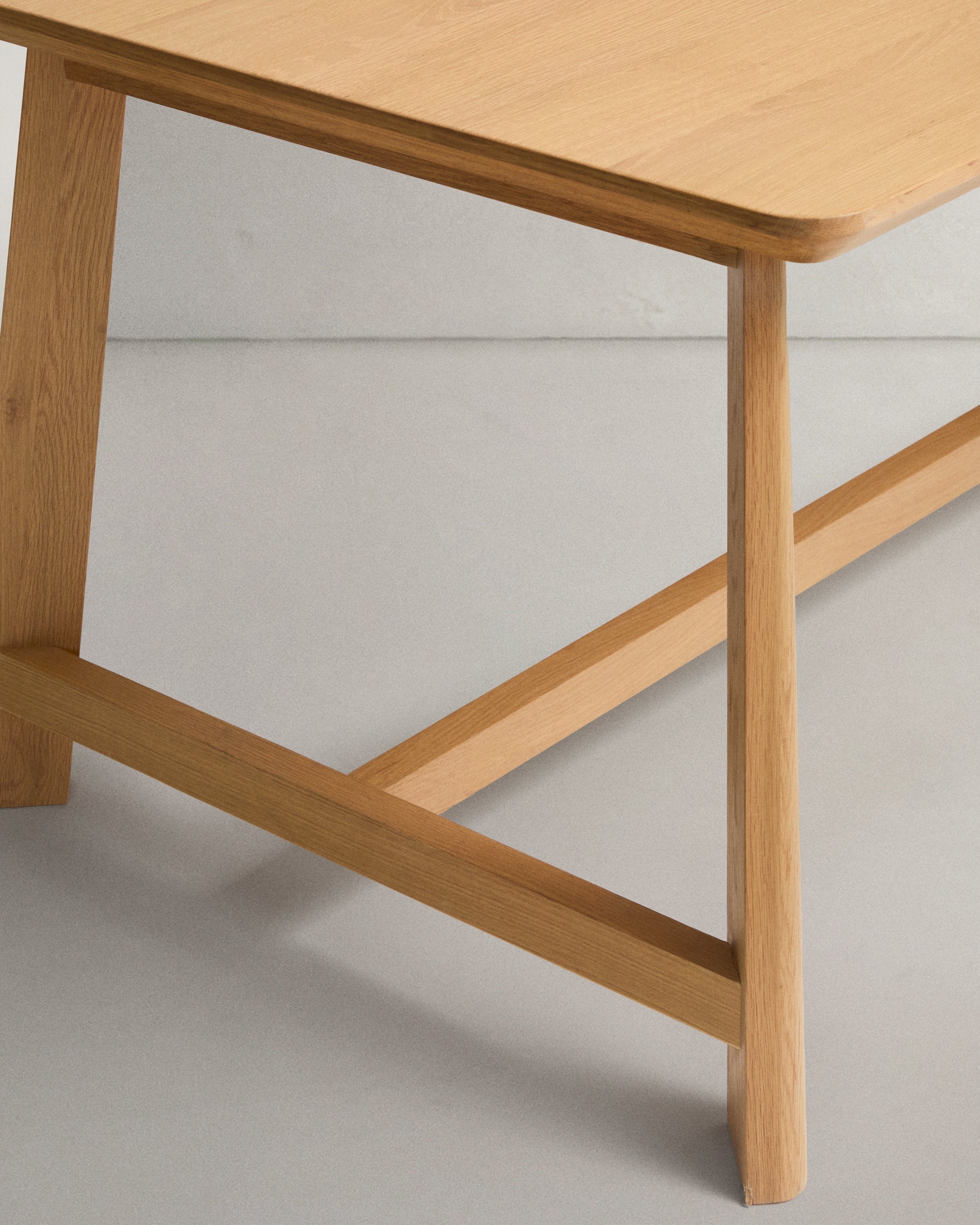 Tisch Idun aus furniertem und massivem Eichenholz mit Finish in natürlichem Farbton FSC Mix Credit 220 x 100 cm in Natur präsentiert im Onlineshop von KAQTU Design AG. Esstisch ist von Kave Home