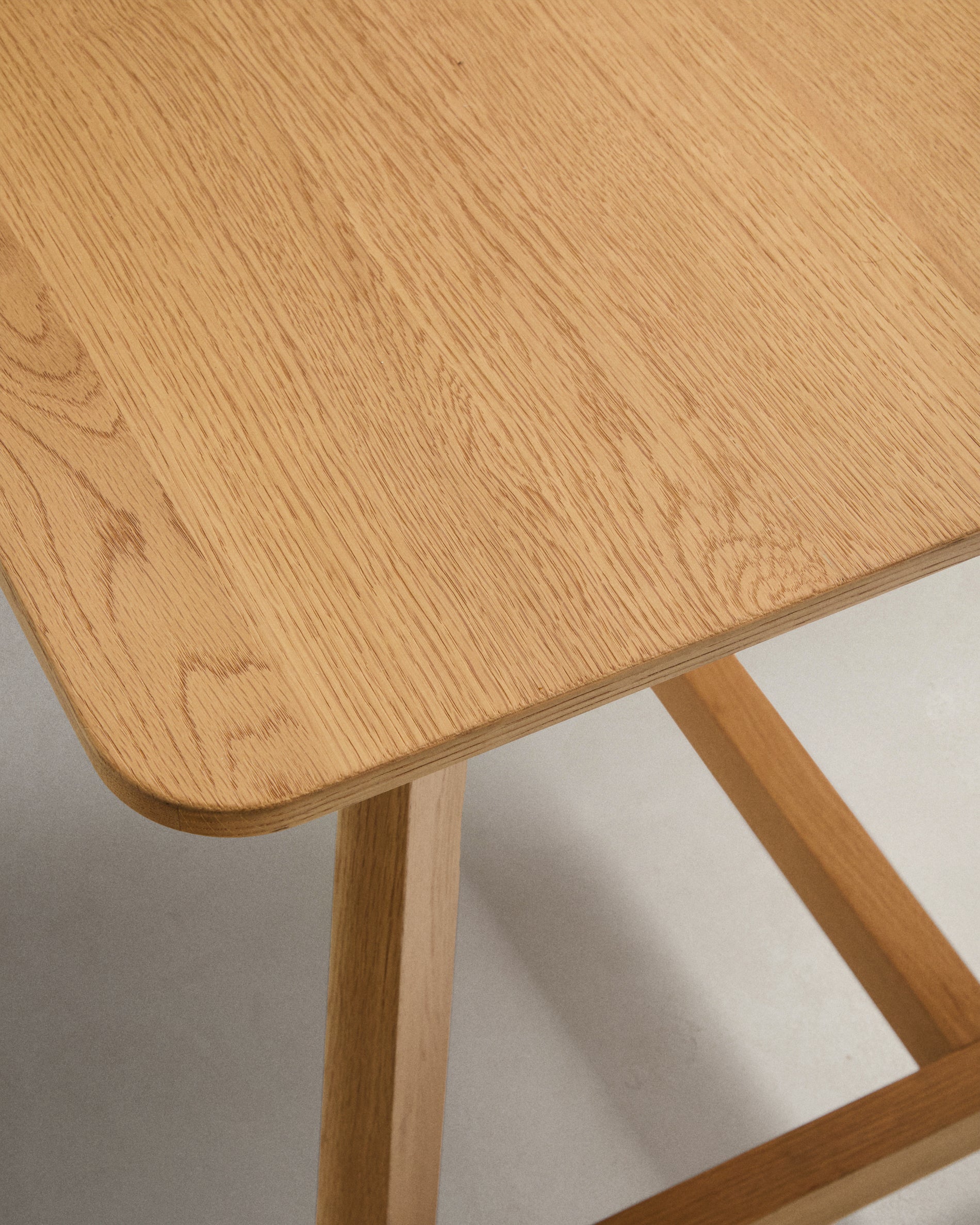 Tisch Idun aus furniertem und massivem Eichenholz mit Finish in natürlichem Farbton FSC Mix Credit 220 x 100 cm in Natur präsentiert im Onlineshop von KAQTU Design AG. Esstisch ist von Kave Home