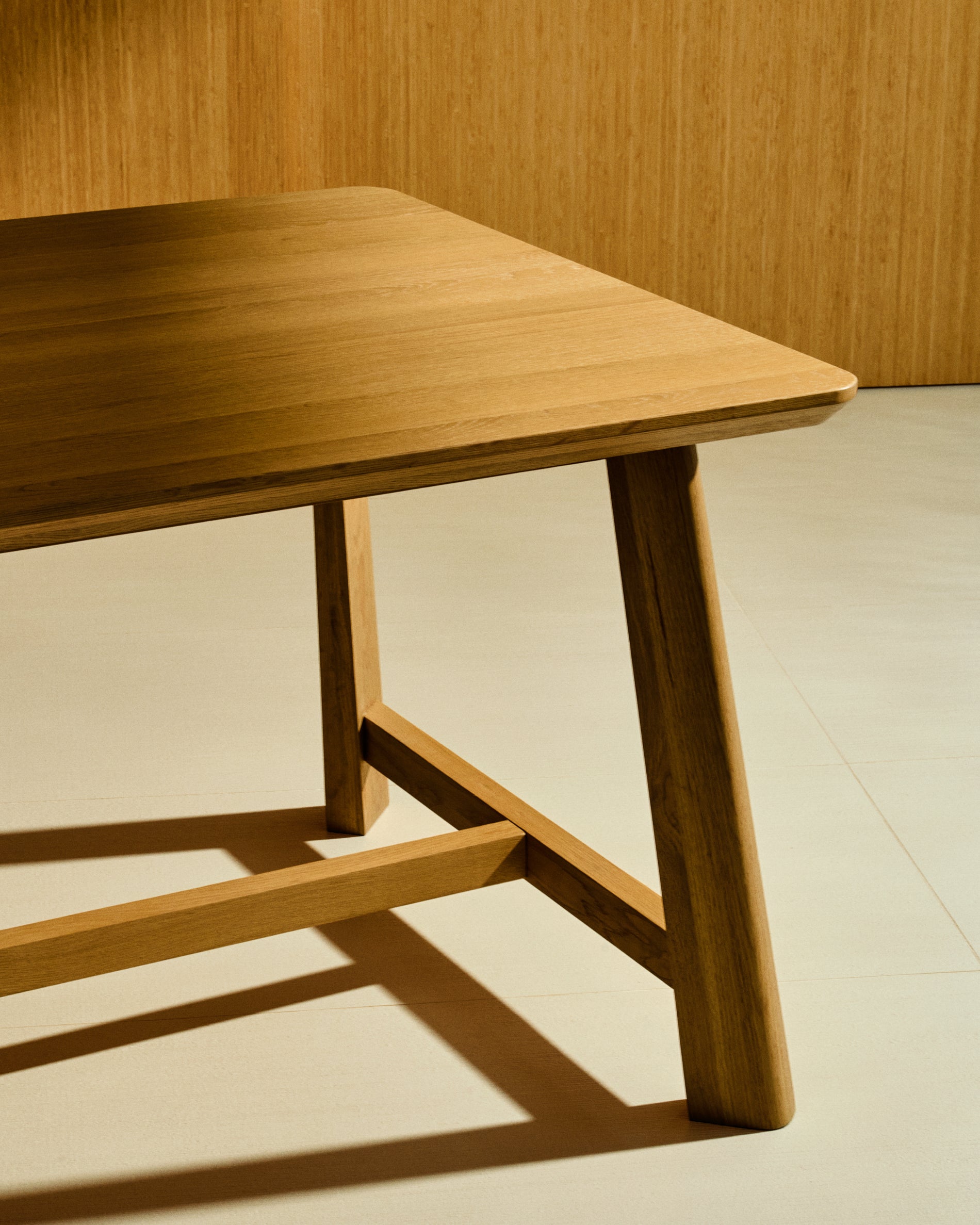 Tisch Idun aus furniertem und massivem Eichenholz mit Finish in natürlichem Farbton FSC Mix Credit 220 x 100 cm in Natur präsentiert im Onlineshop von KAQTU Design AG. Esstisch ist von Kave Home