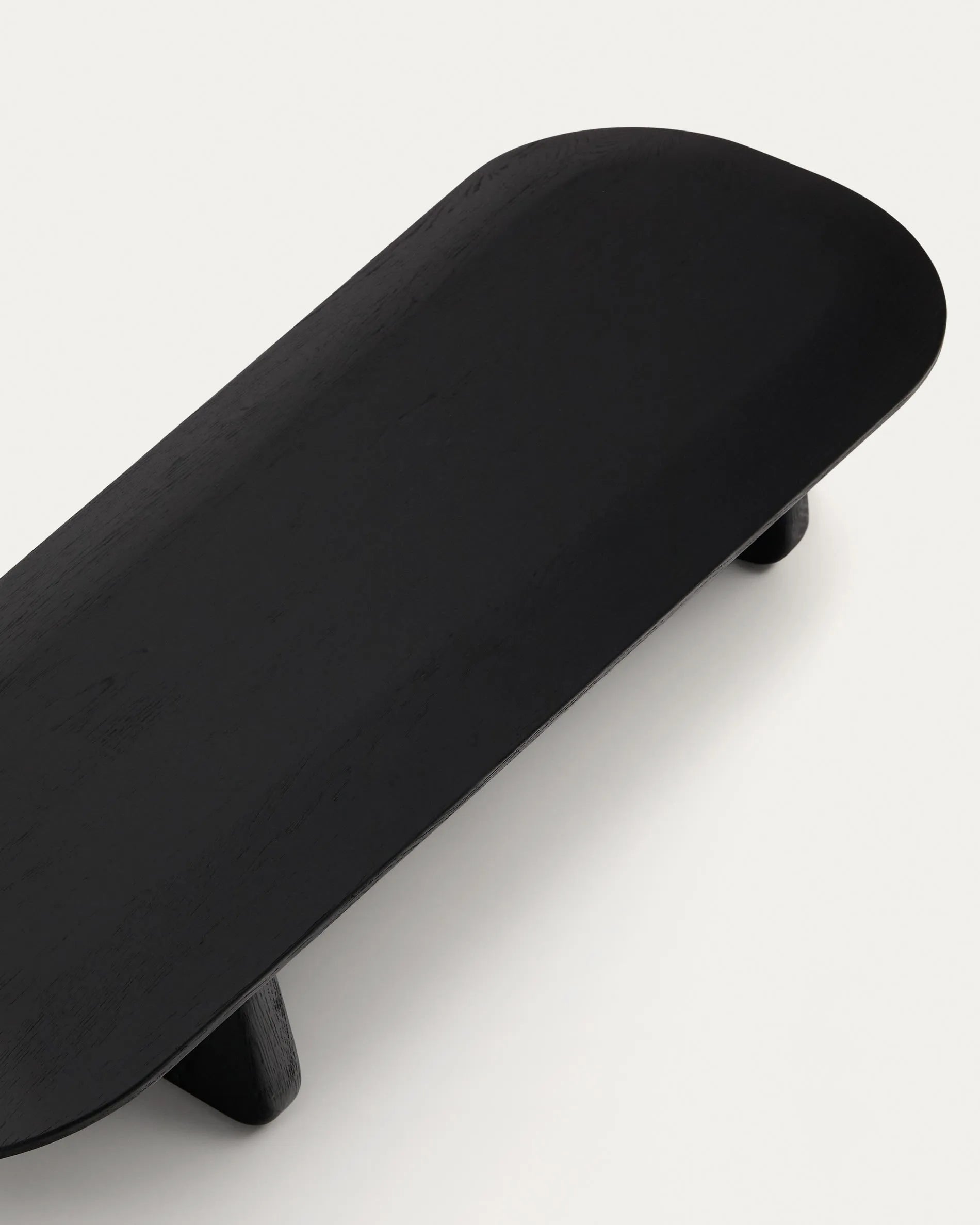 Eleganter Couchtisch aus massiver Eiche mit schwarzem Finish, FSC-zertifiziert, 146 x 56,5 cm, ideal für stilvolle Wohnräume.