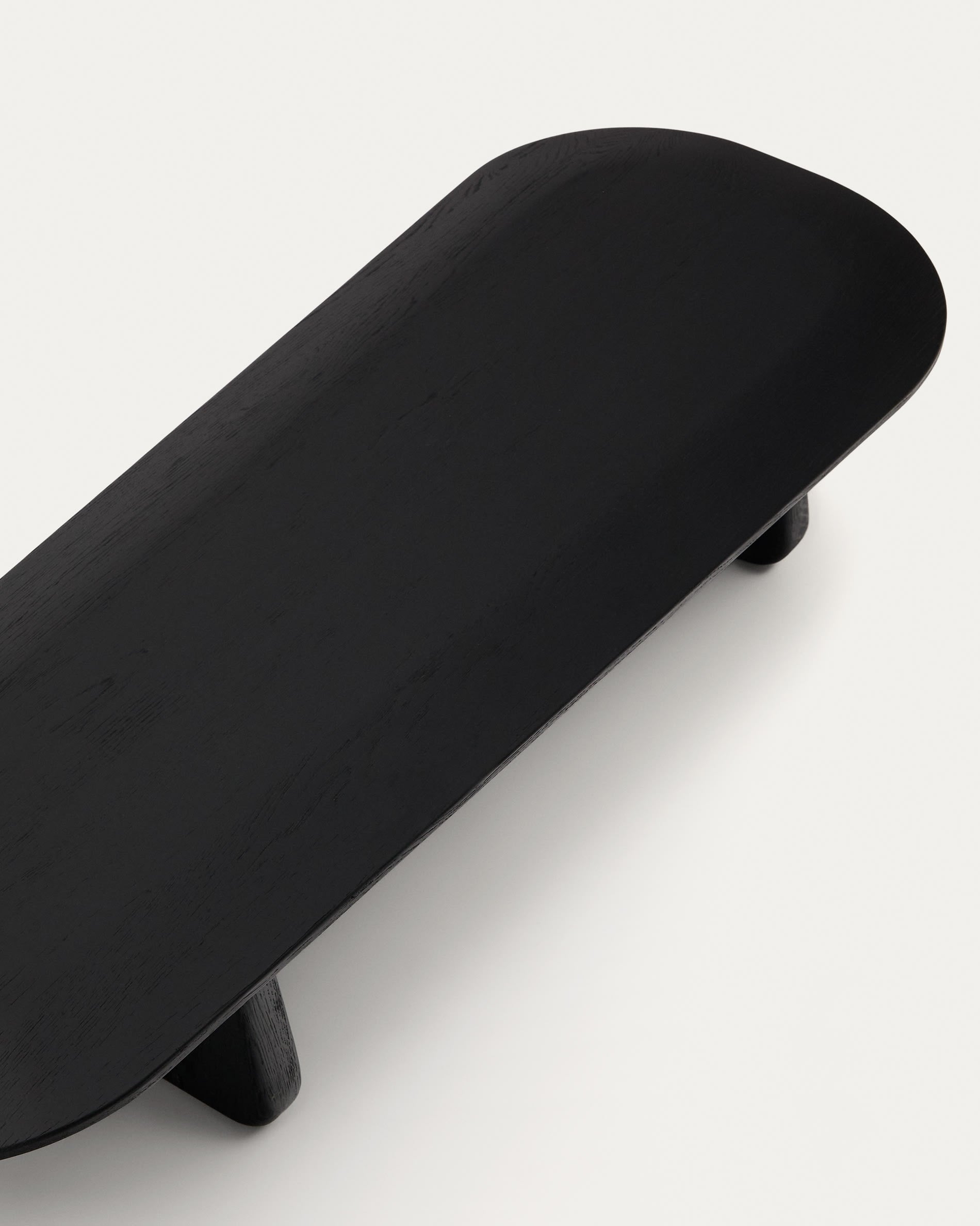 Moderner Couchtisch Pirita aus FSC-zertifizierter massiver Eiche, schwarzes Finish, Maße 146 x 56,5 cm, von Kave Home.