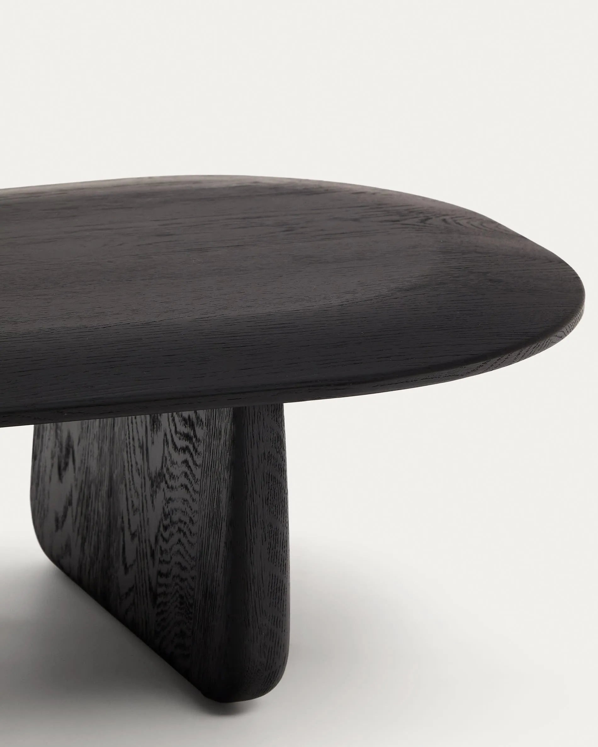 Eleganter Couchtisch aus massiver Eiche mit schwarzem Finish, FSC-zertifiziert, 146 x 56,5 cm, ideal für stilvolle Wohnräume.